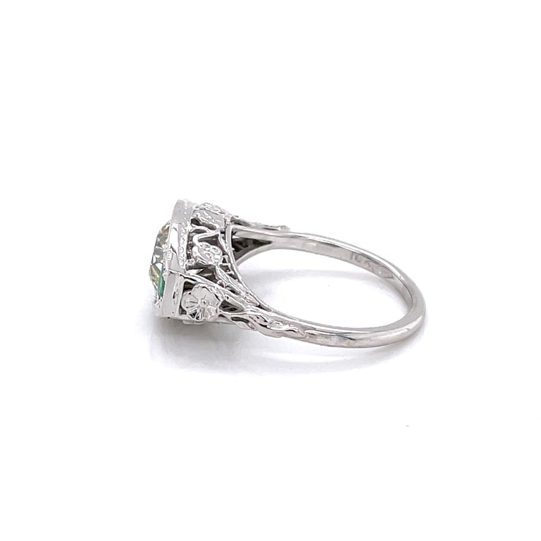 Antique Edwardian Diamond Emerald 18 Karat White Gold Filigree Ring For Sale 2