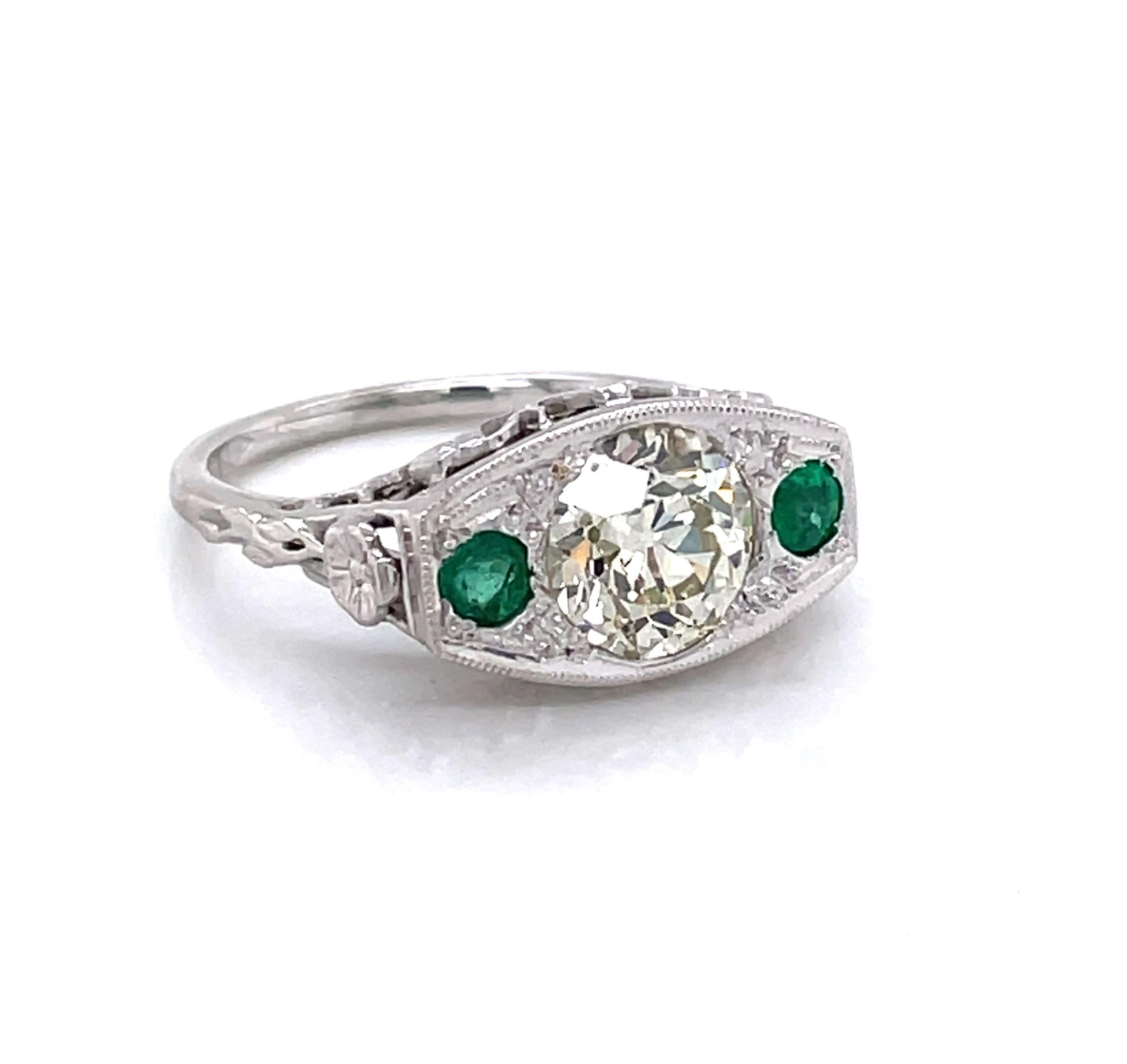 Antique Edwardian Diamond Emerald 18 Karat White Gold Filigree Ring For Sale 3