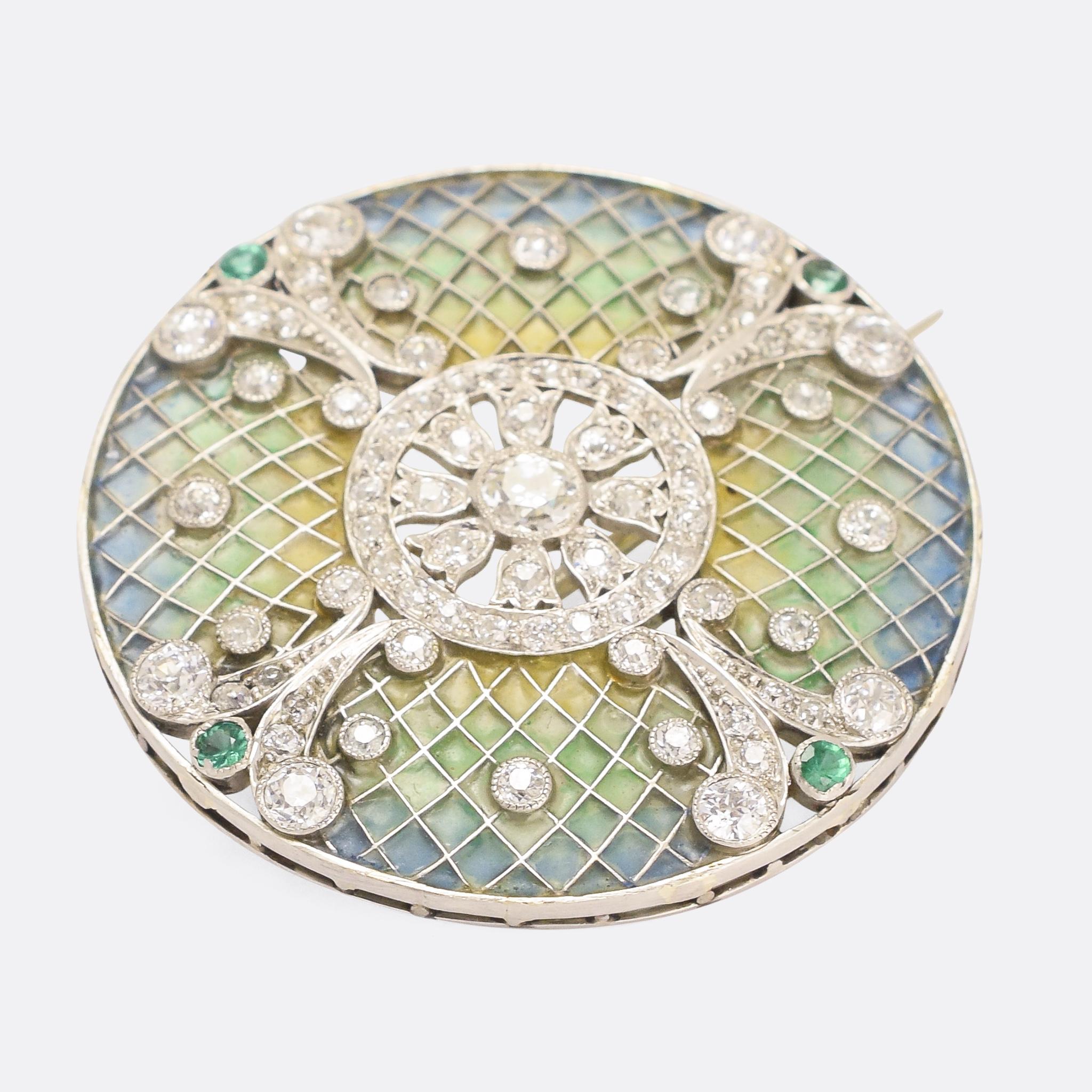 Antique Edwardian Diamond Emerald Plique-à-Jour Disc Brooch In Excellent Condition In Sale, Cheshire