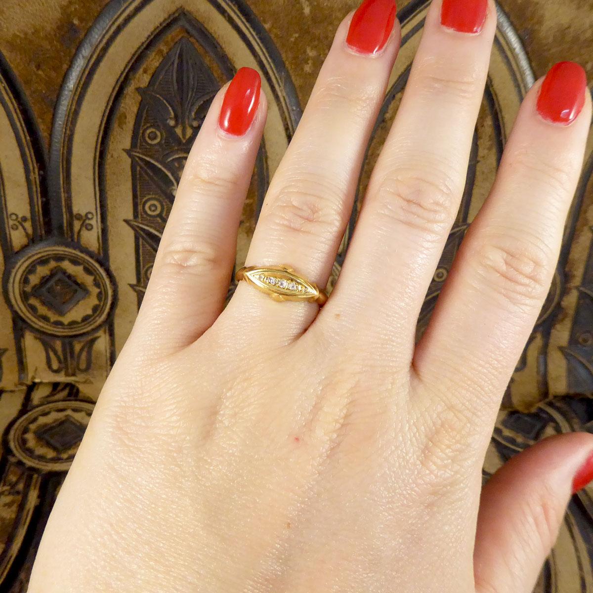 Antique Edwardian Diamond Five Stone Boat Ring in 18ct Yellow Gold In Good Condition In Yorkshire, West Yorkshire