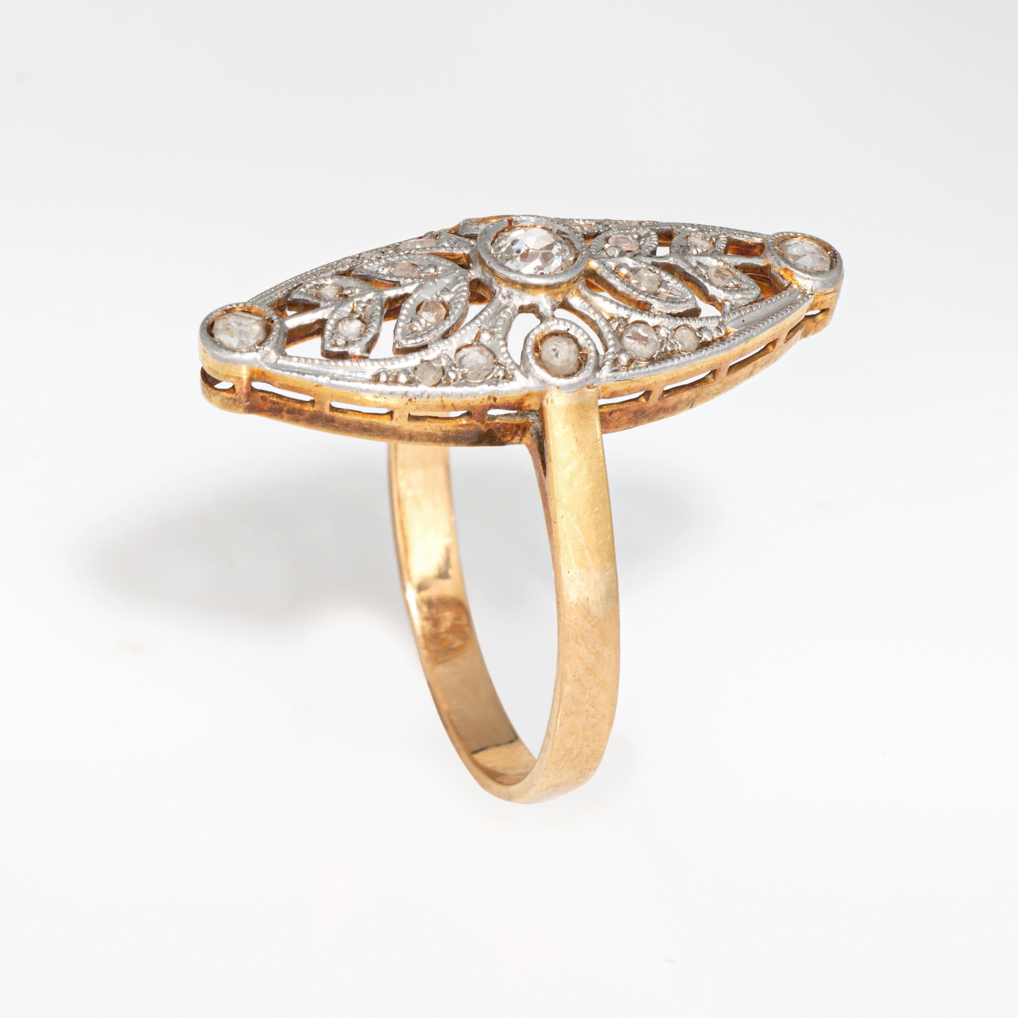 Élégante bague ancienne édouardienne à navette de diamants en or 18 carats et platine 900 (vers les années 1910). 

Le diamant de taille européenne ancienne serti au centre est estimé à 0,05 carats (couleur J-K et pureté SI12-I2). Des diamants