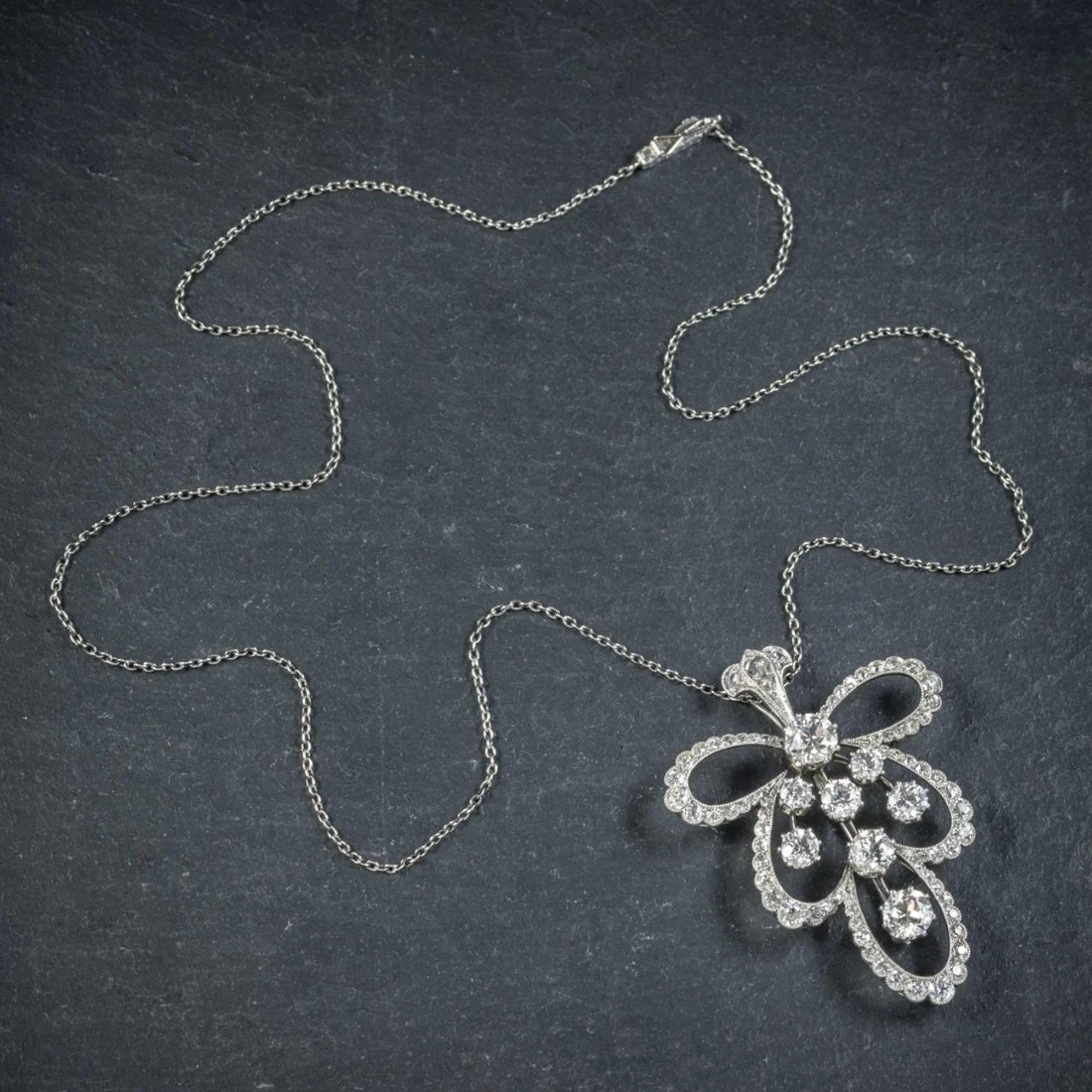 Cet extraordinaire collier ancien de style édouardien présente un fabuleux pendentif ajouré orné d'un éblouissant éventail de diamants de taille européenne, dont les plus gros mesurent 0,75 ct (environ 4 ct au total). Les diamants sont de superbe