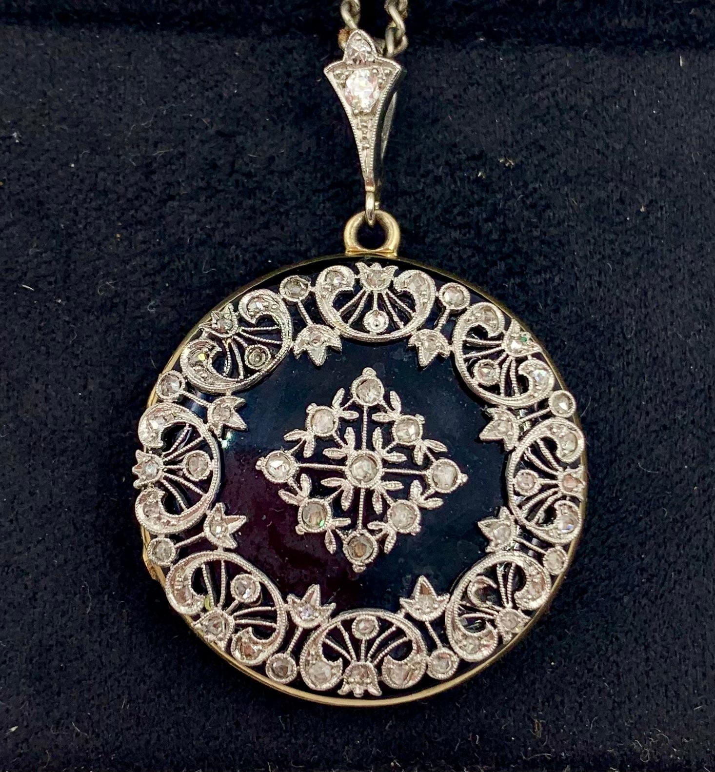 Antiguo colgante eduardiano con doble medallón de diamantes, platino, esmalte y oro amarillo de 14 quilates
Principios del siglo XX
Este exquisito colgante de medallón doble eduardiano presenta un complejo encaje de diamantes y platino, un