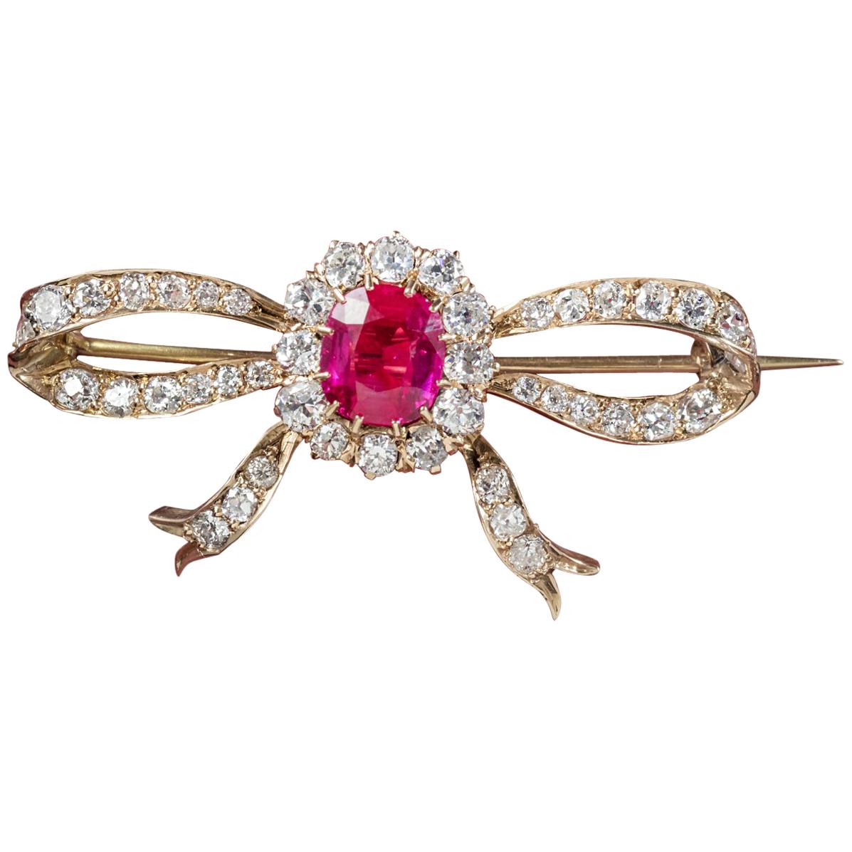 Antique Edwardian Diamond Verneuil Ruby 18 Carat Gold circa 1910 Brooch For Sale