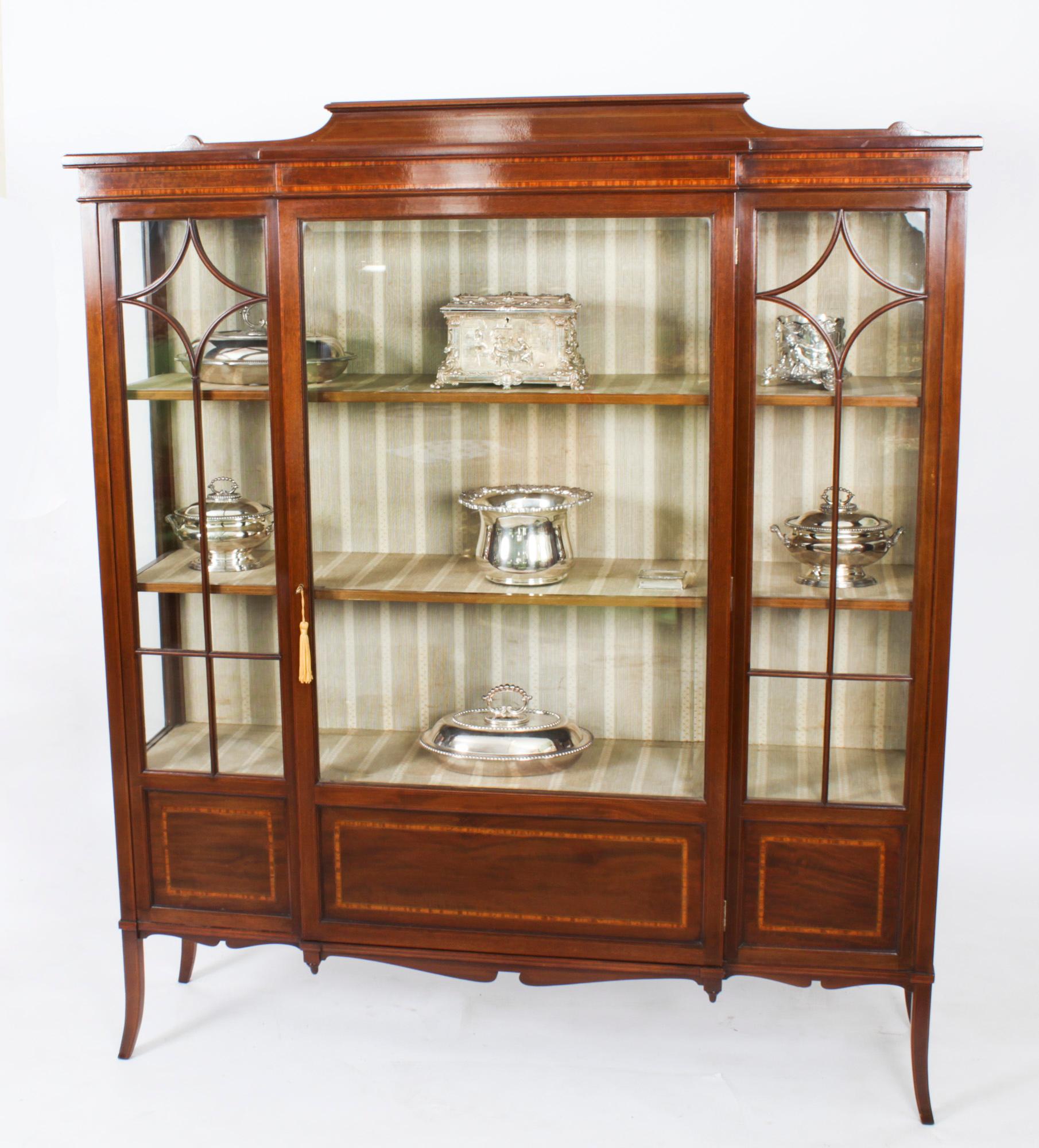 A stunning Edwardian mahogany breakfront glazed display cabinet by Maple & Co., Circa 1900 in date.

Beautifully decorated throughout with with ebony and boxwood crossbanding and stringing, the shaped raised back and rectangular top over glazed
