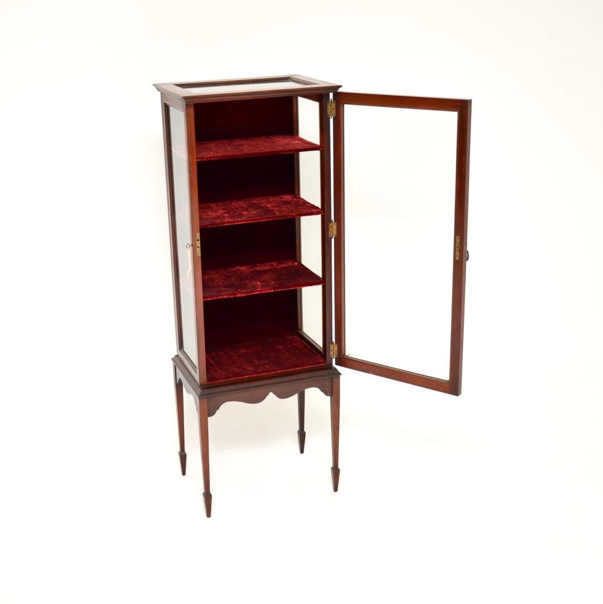 Una vetrina antica edoardiana bella e ben proporzionata. Questo modello è stato realizzato in Inghilterra e risale al periodo 1900-1910.

La qualità è superba, si tratta di un formato molto utile ed elegante. L'interno è rivestito in velluto