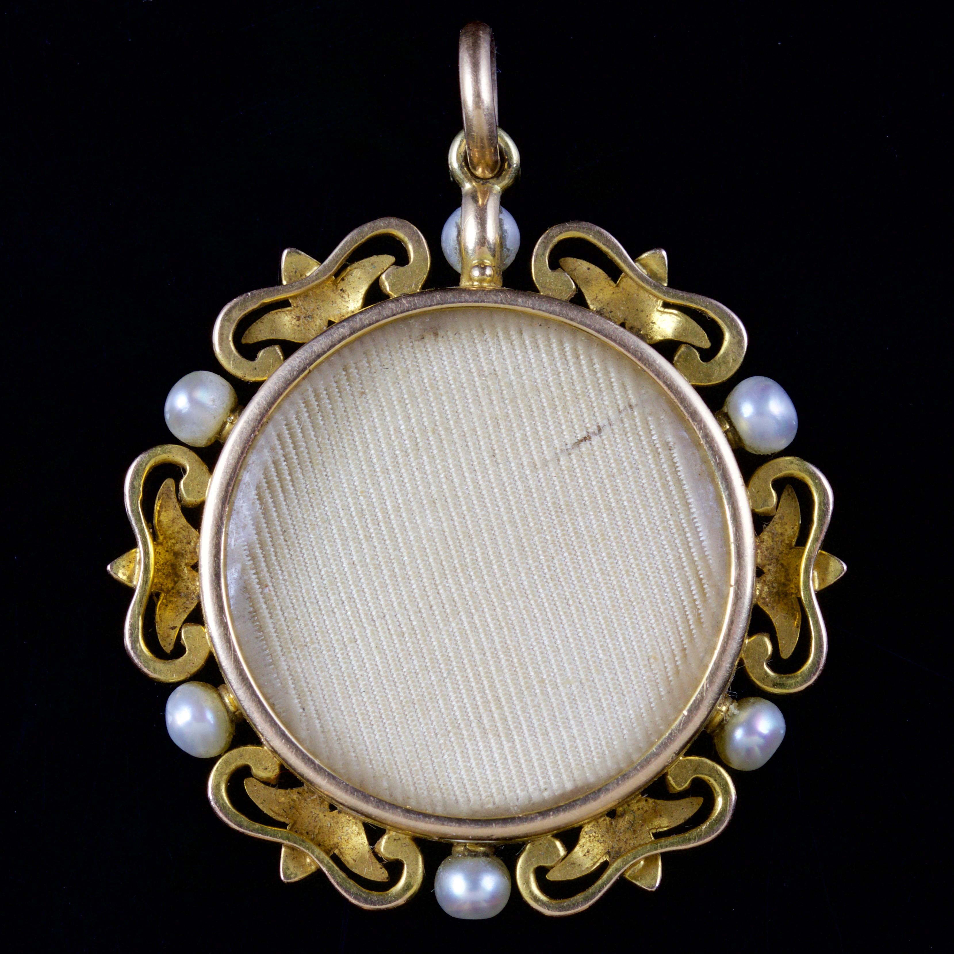 This beautiful Edwardian double locket pendant is set in 18ct Gold, Circa 1915.

The locket is decorated in a halo of natural Pearls set in-between a fabulous 18ct Gold border.

The combination of Pearls against the Gold gallery compliments each