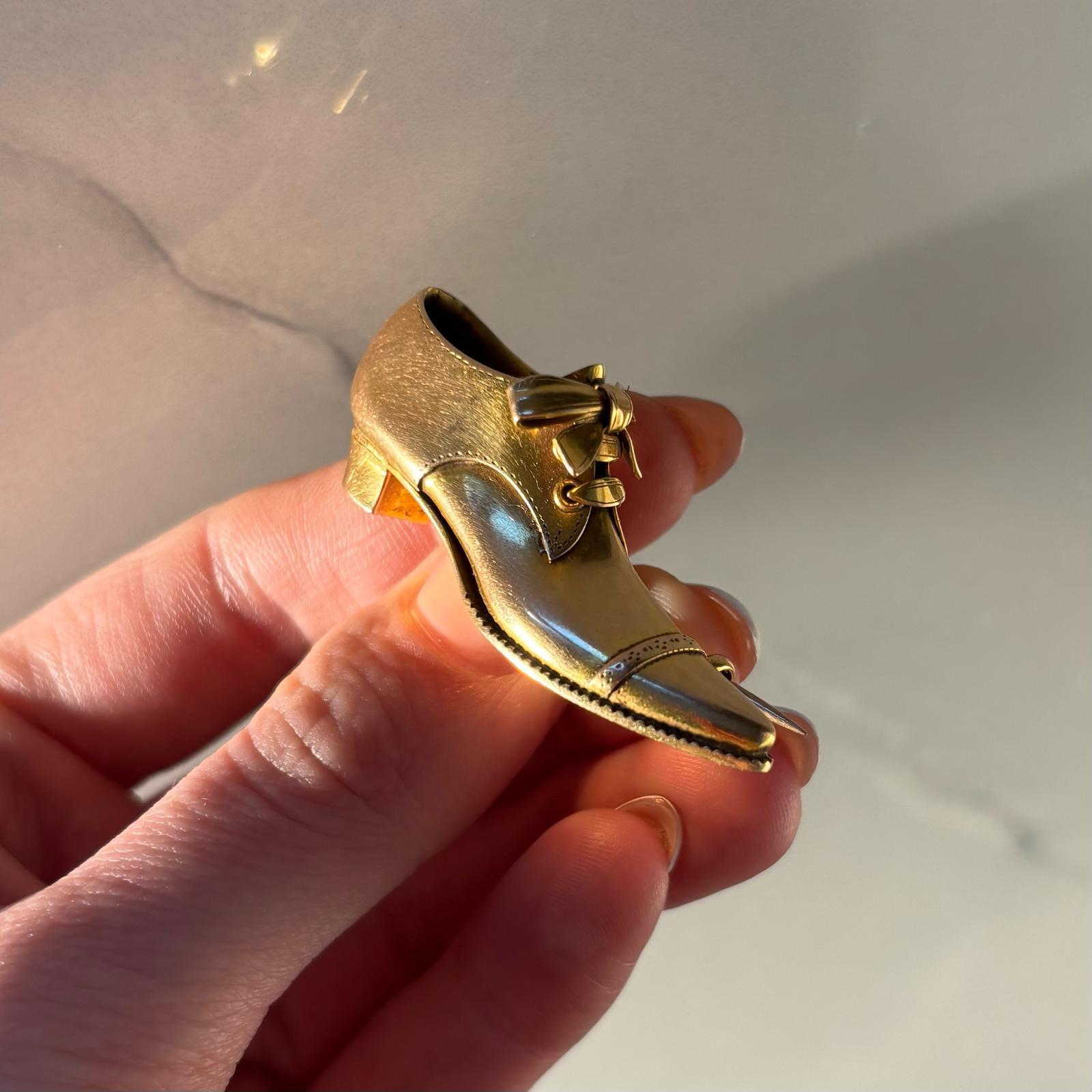 Antique Edwardian Dress Shoe Brooch in 9k Yellow Gold For Sale 2