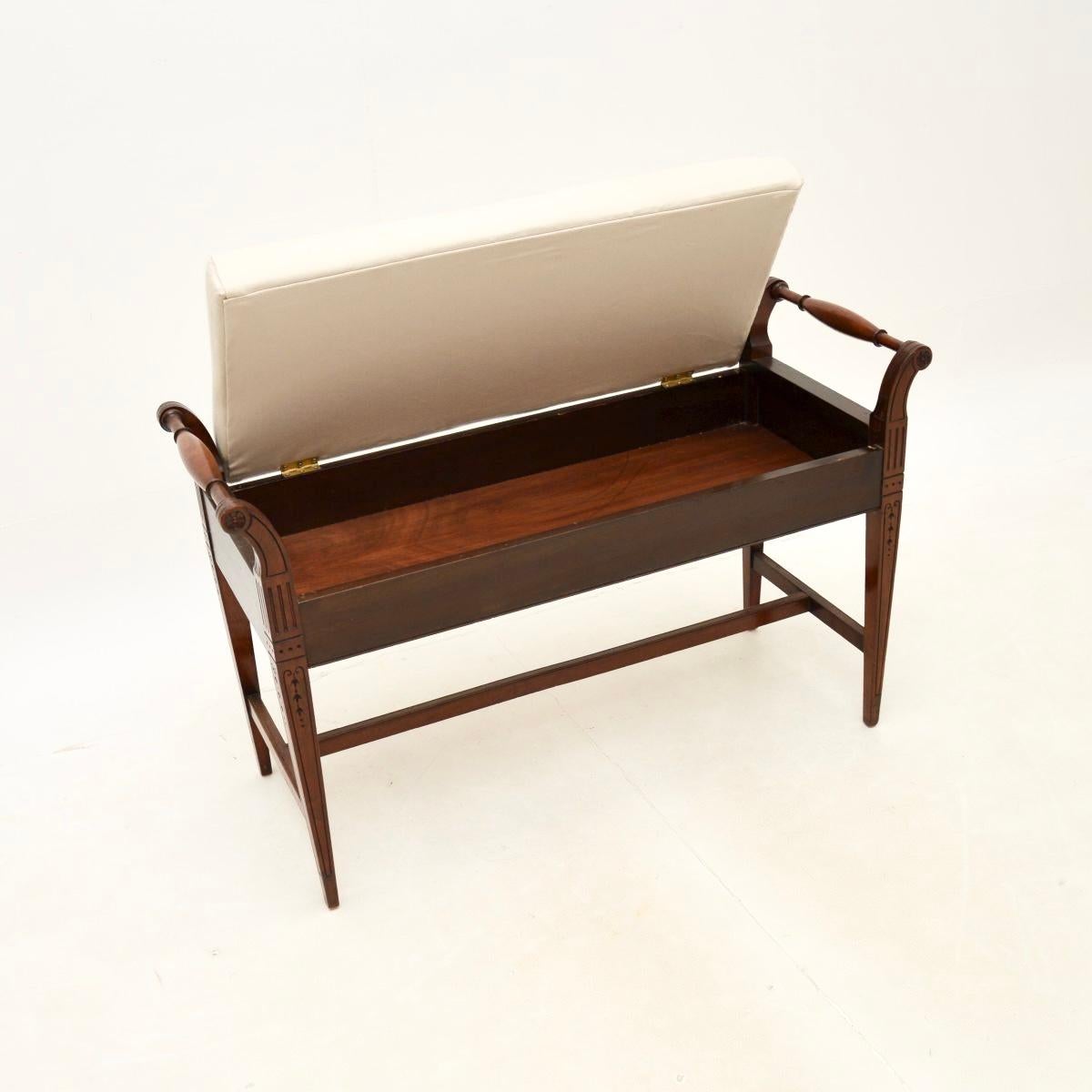 Un magnifique tabouret de piano à deux mains de l'époque édouardienne, de très bonne facture. Fabriqué en Angleterre, il date de la période 1890-1910.

La qualité est excellente et le design est élégant et très utile. Conçu pour les duos au piano,