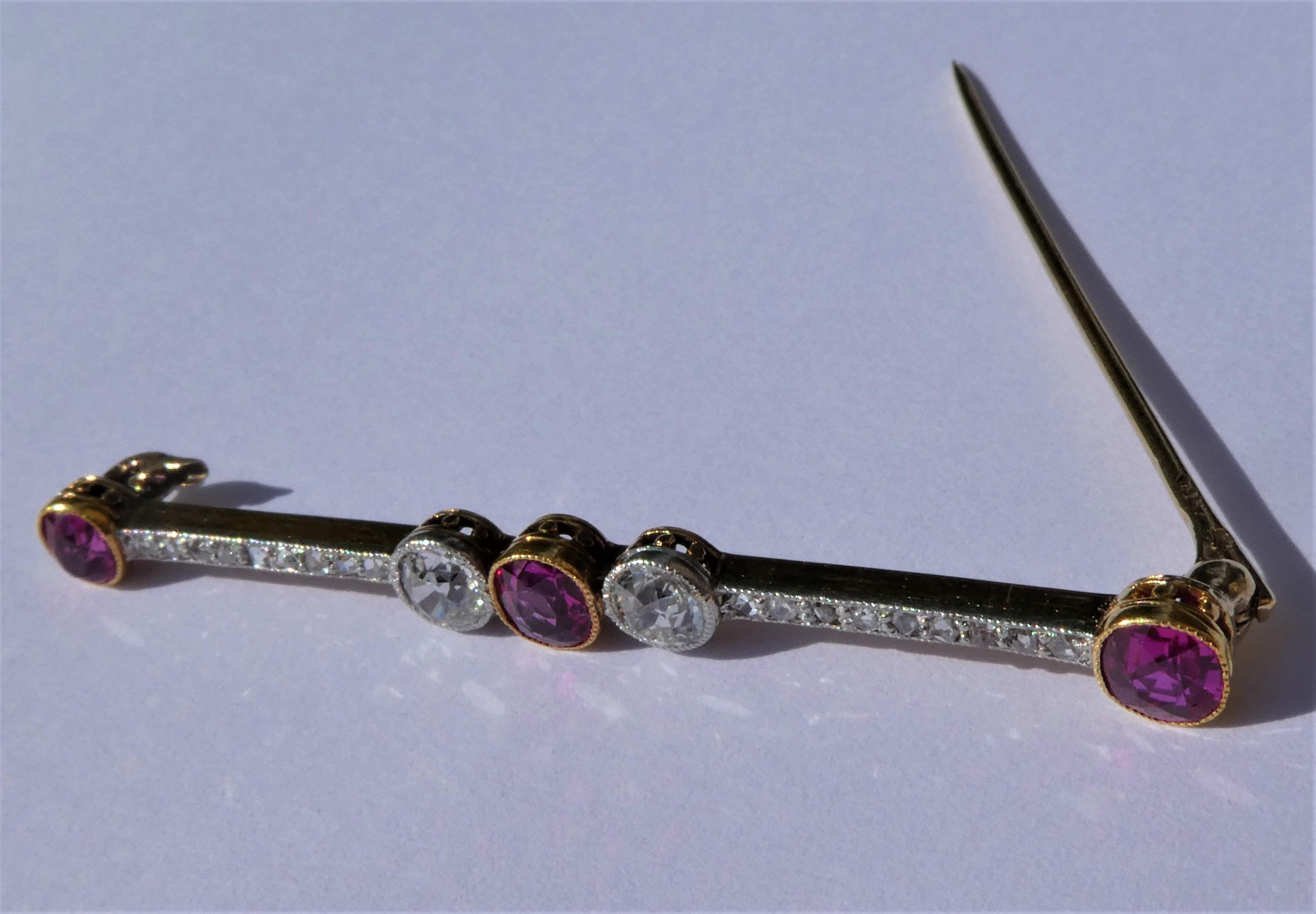 Antique Edwardian Dutch Ruby Diamond 18 Karat Rose Gold Platinum Bar Pin Brooch In Excellent Condition For Sale In Munich, DE