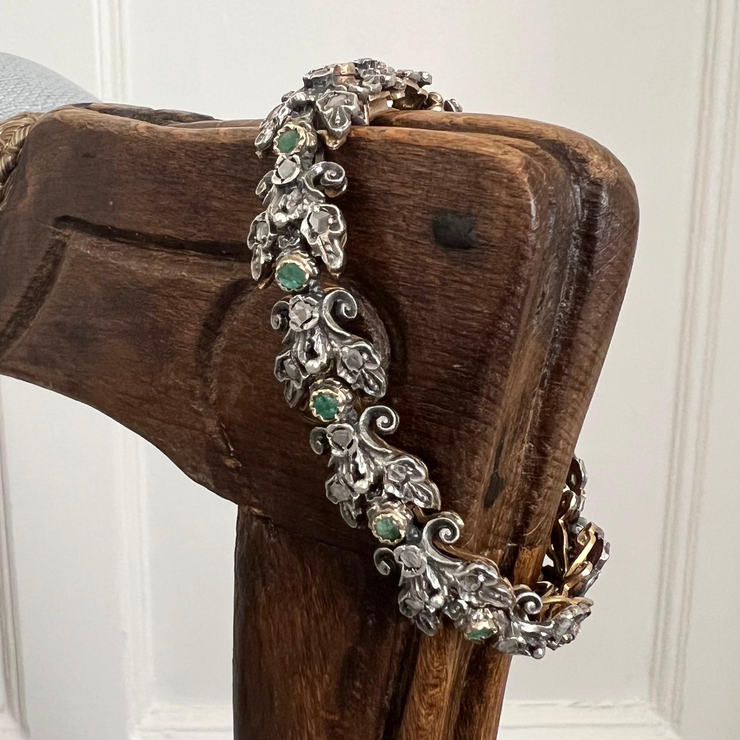 Ein antikes Edwardianisches Gliederarmband aus 18 Karat Gold und Silber, besetzt mit leuchtenden Smaragden und Diamanten. Das Armband besteht aus vierzehn facettierten Smaragdsteinen mit einer lebhaften grünen Farbe. Die Smaragde sind von vielen