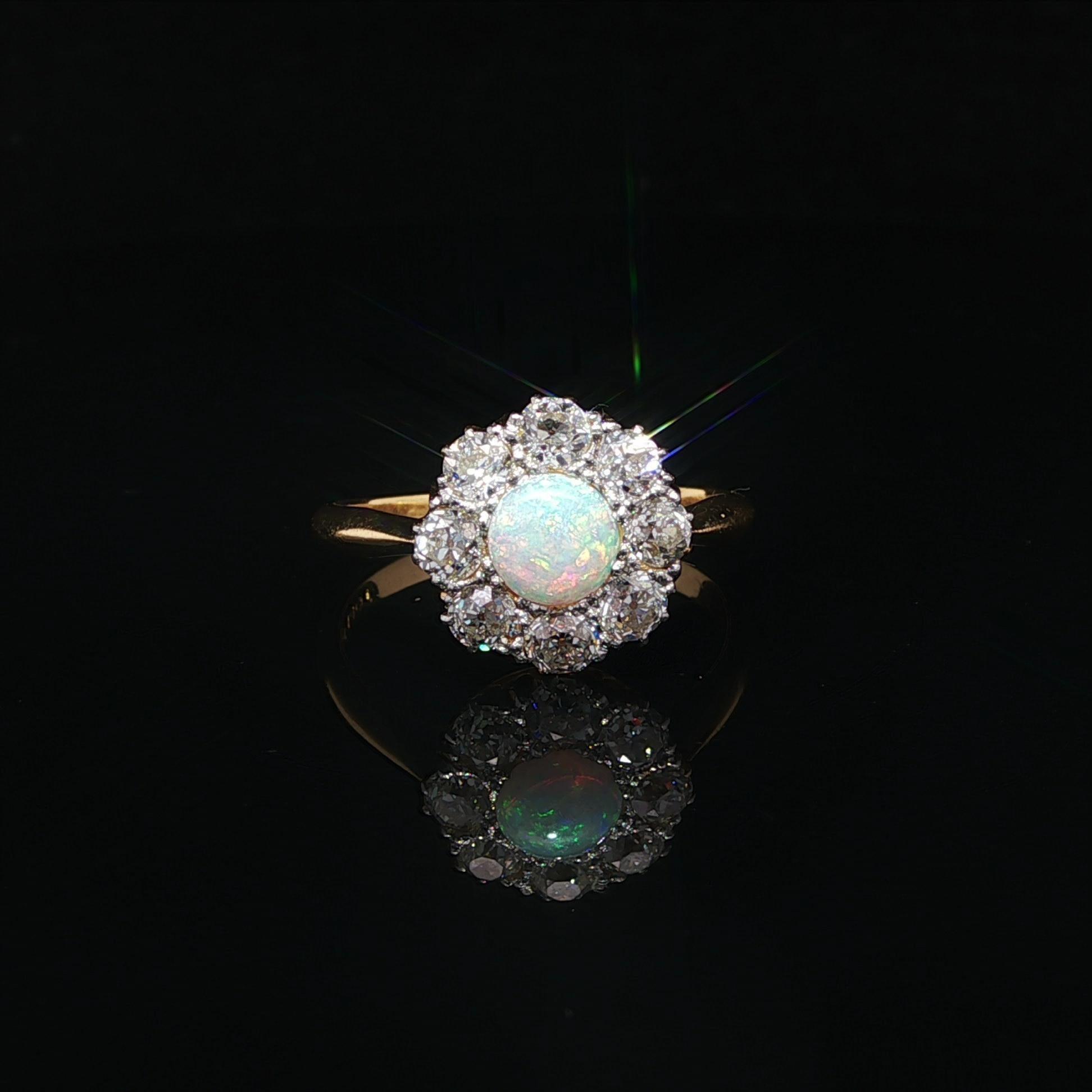 Antico anello inglese edoardiano in oro 18k e platino con opale antico e diamanti a grappolo in vendita 3