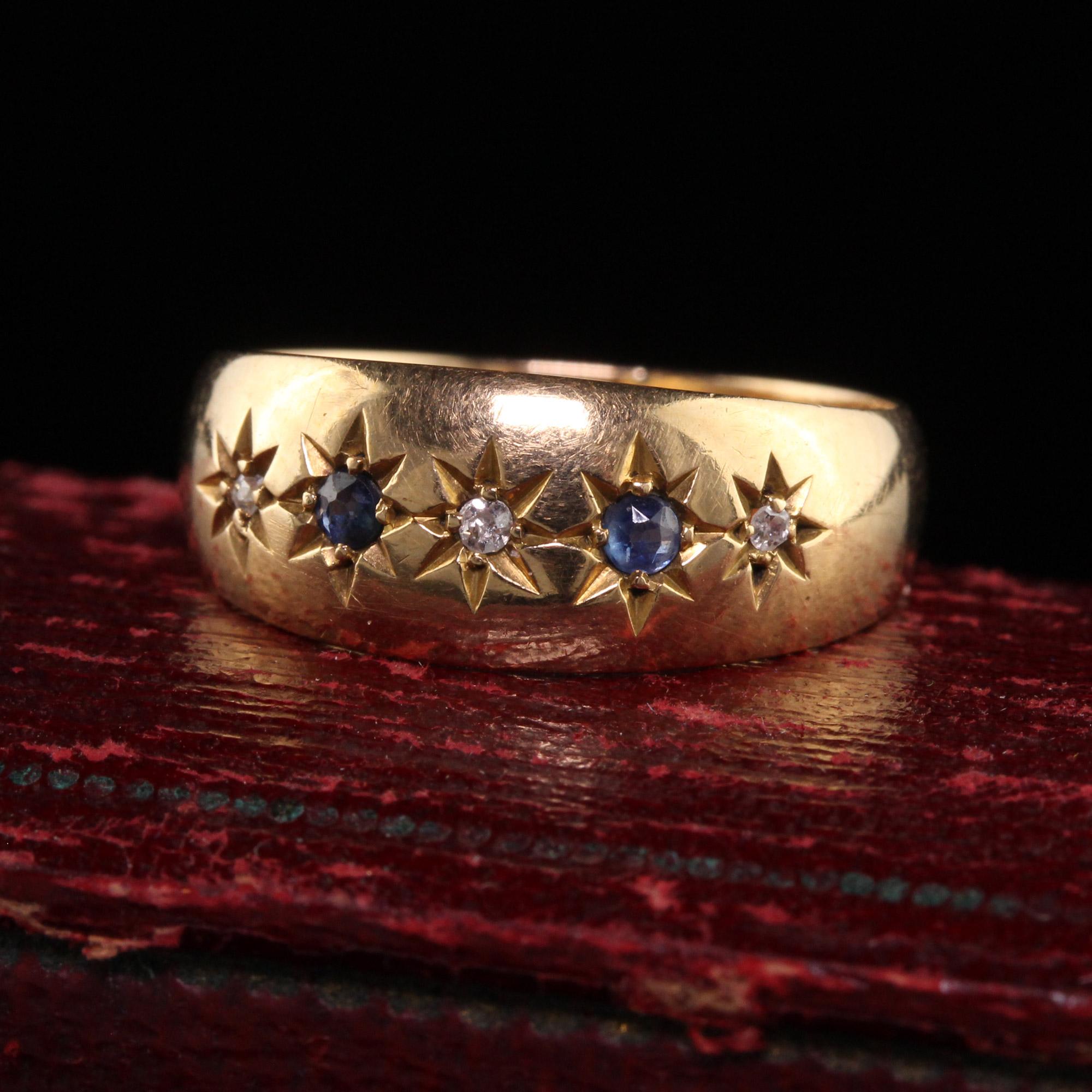 Schöne antike Edwardian Englisch 18K Gelbgold Old Mine Diamant und Saphir Band CIRCA 1910. Dieses wunderschöne Band ist aus 18 Karat Gelbgold gefertigt. Der Ring ist mit 5 Diamanten und Saphiren besetzt, die sich in einer Sternfassung abwechseln.