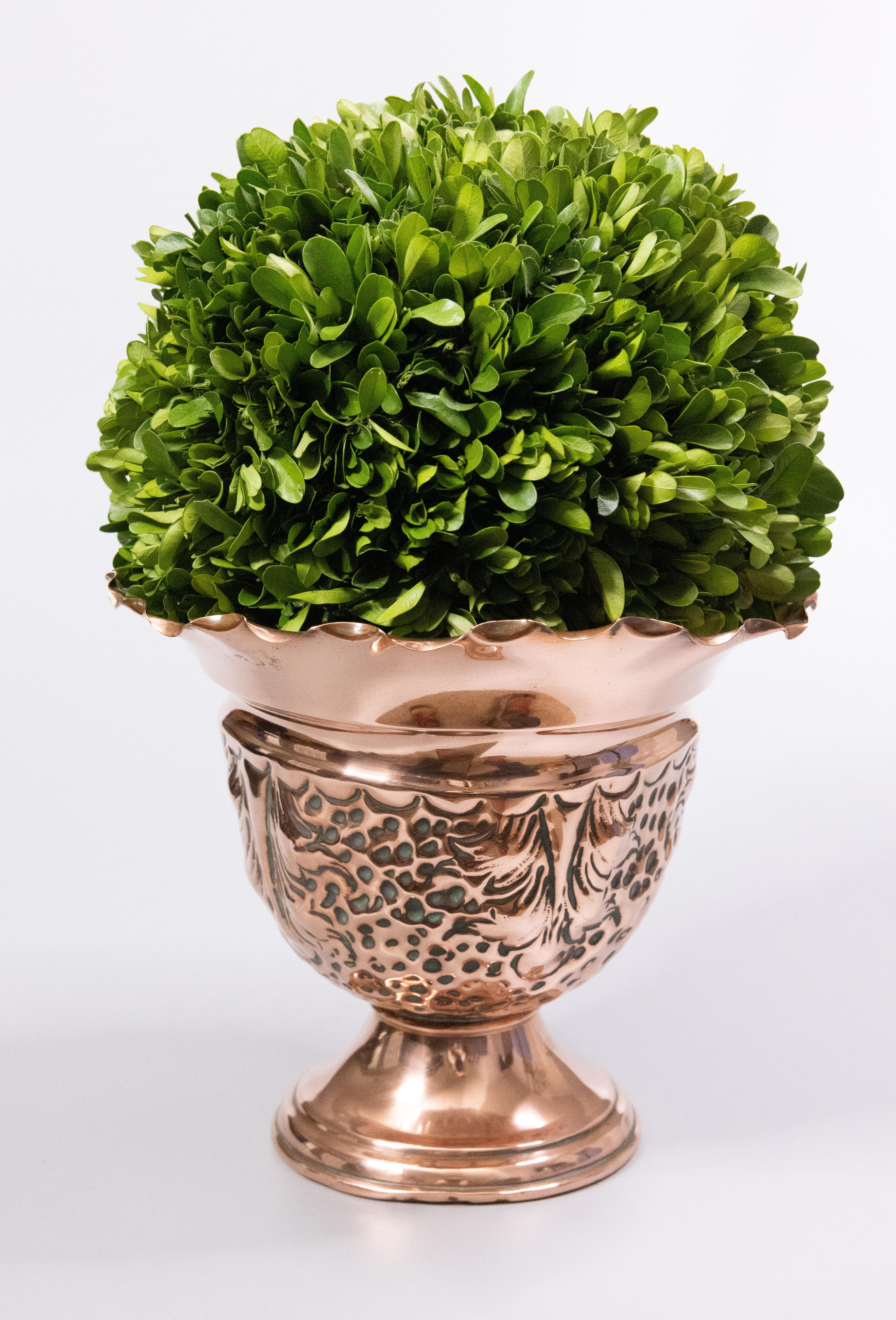 A superb Edwardian English copper jardiniere / cachepot / planter, circa 1910. This beautiful copper planter has a lovely scalloped rim and repoussé design. It has a gorgeous patina and would be beautiful with a plant or displayed with other