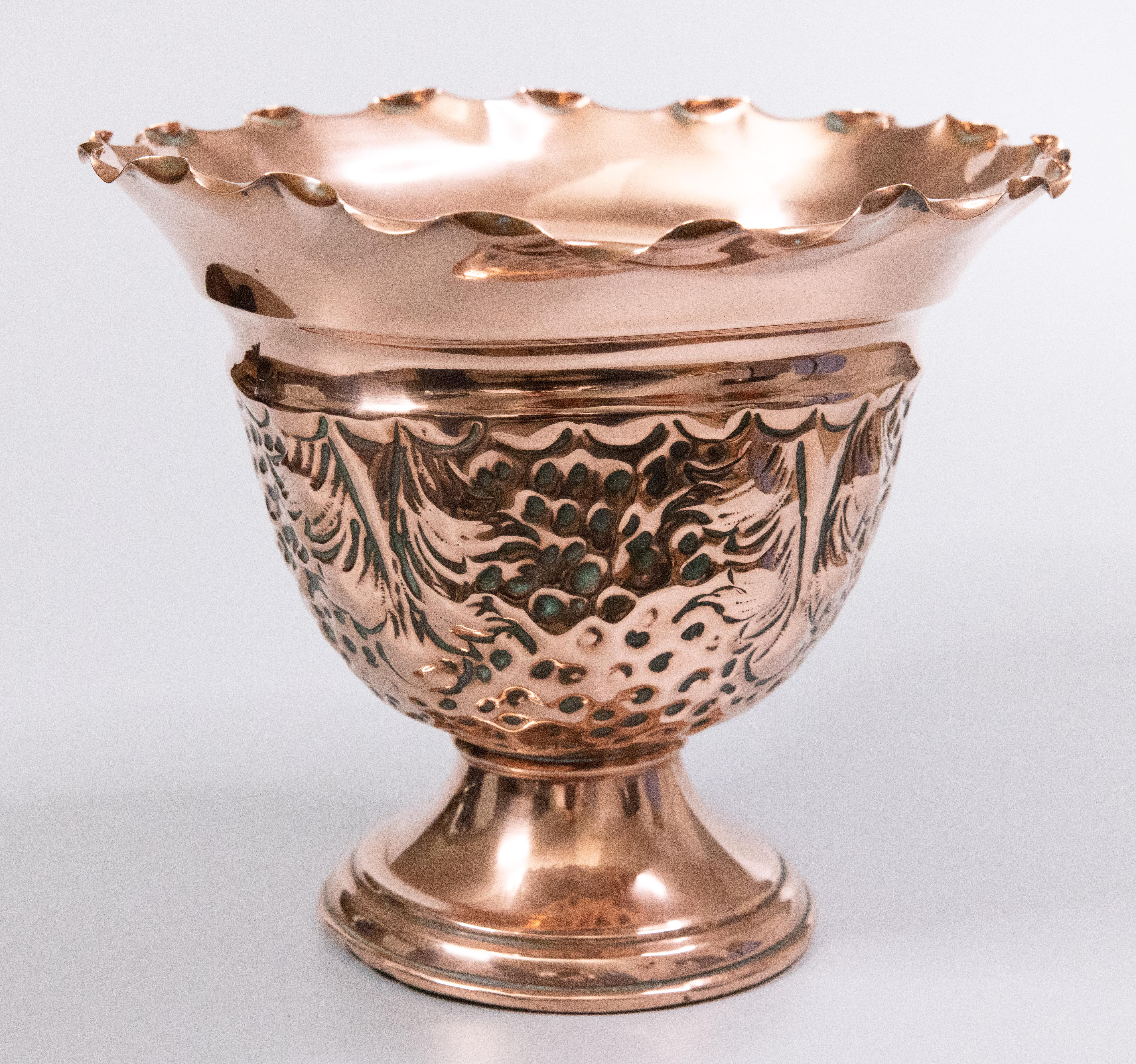 Antique Edwardian English Copper Cachepot Jardiniere Planter In Good Condition For Sale In Pearland, TX