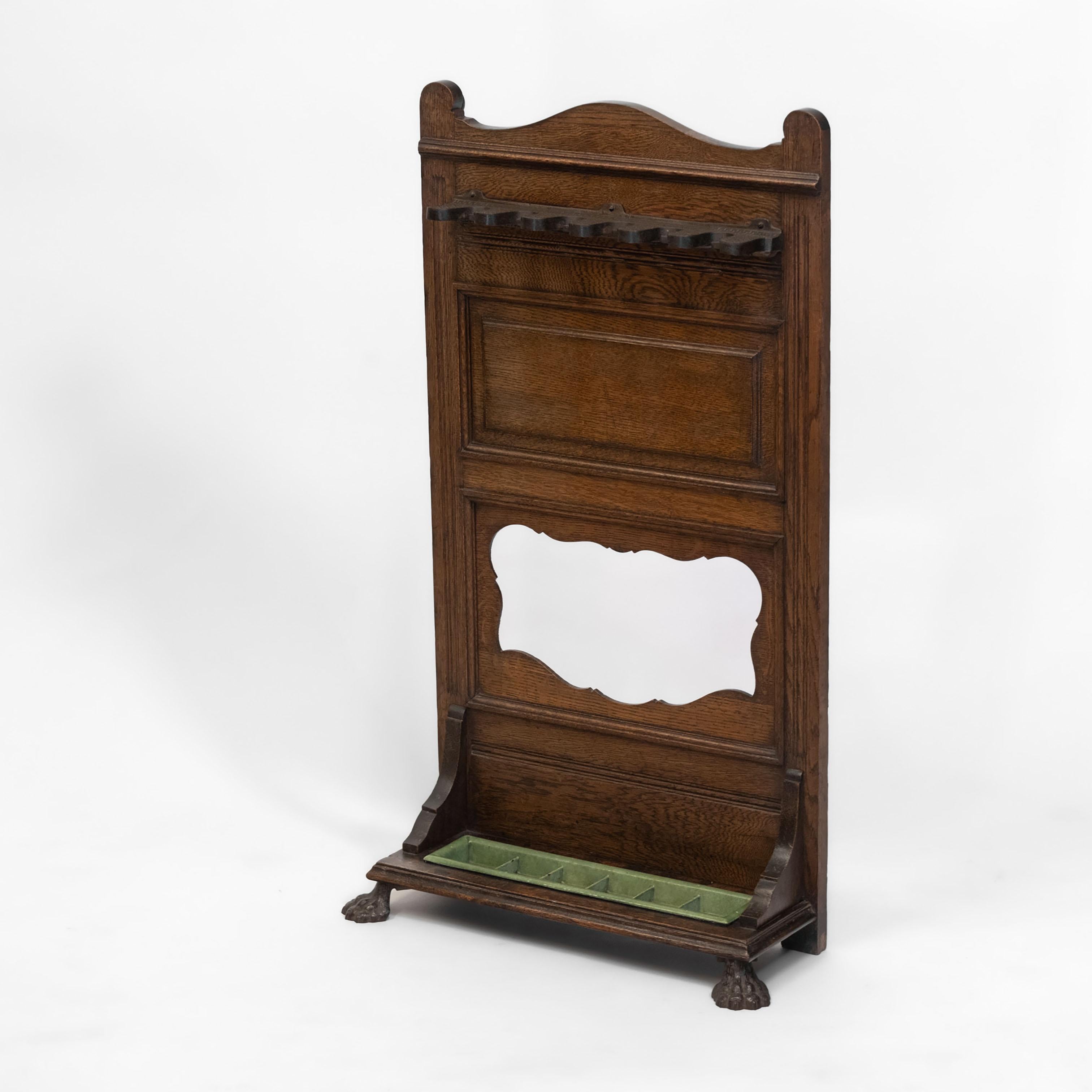 Socle de billard anglais édouardien en chêne et en fer. Label du détaillant : Arthur Newbery, Reading. Circa 1900.

En très bon état d'origine, montrant de légers signes d'utilisation à la finition comme attendu. Il n'y a aucun dommage.

Le support