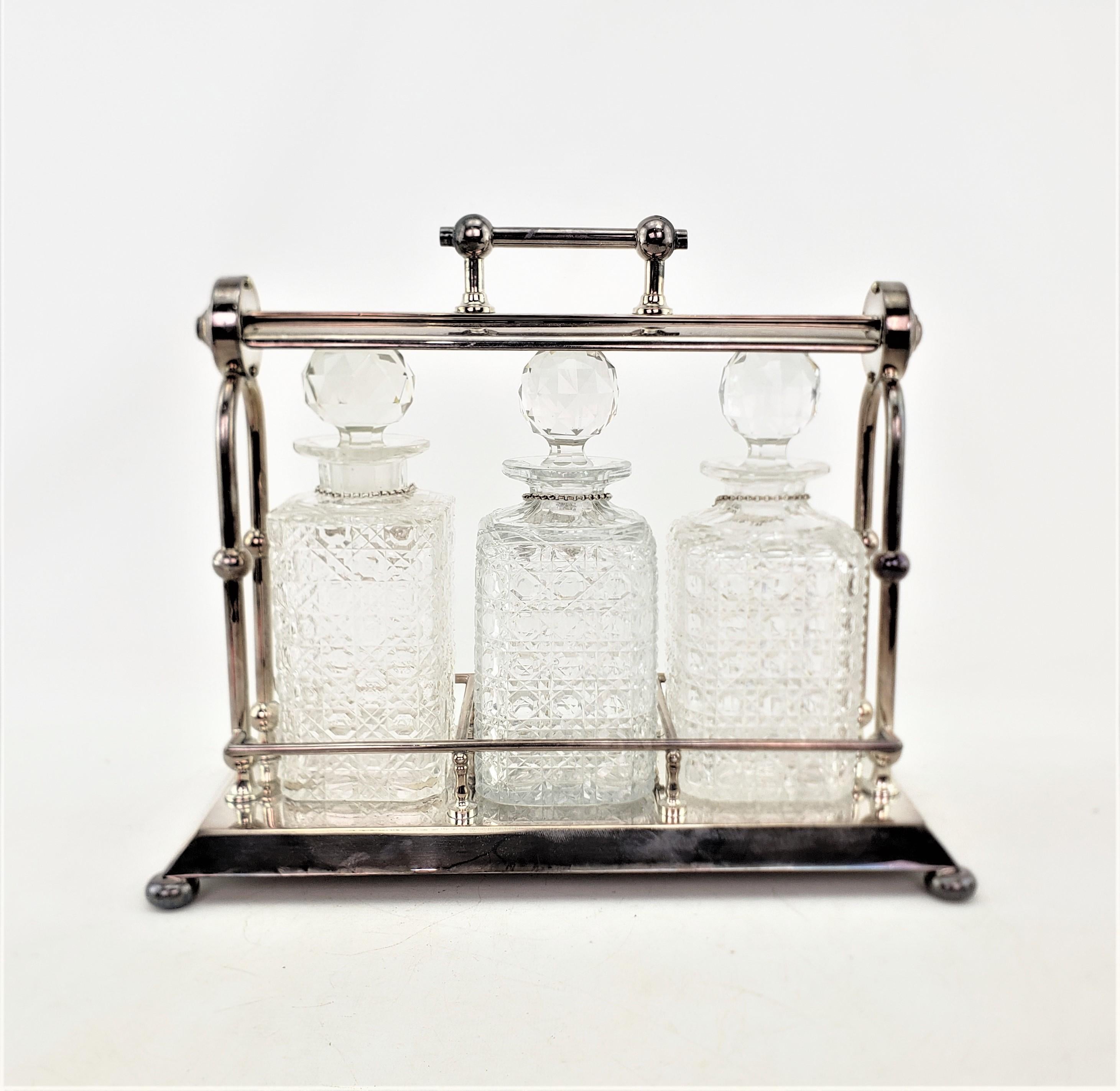 Antike Edwardian Englisch versilbert & geschliffenen Kristall 3 Flasche Tantalus und Schlüssel im Zustand „Gut“ im Angebot in Hamilton, Ontario