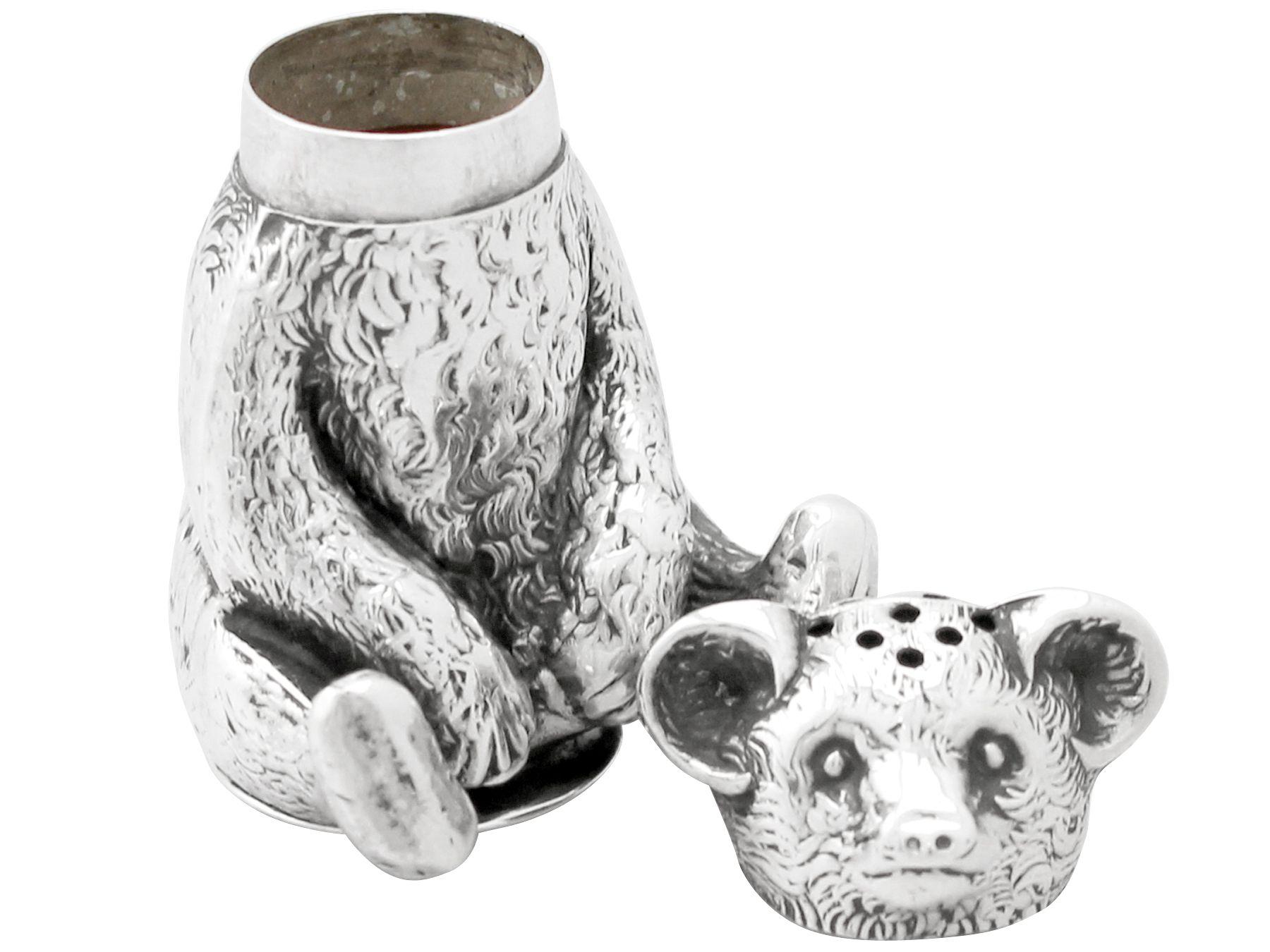 Edwardian English Sterling Silver Bear Pepperette In Excellent Condition For Sale In Jesmond, Newcastle Upon Tyne