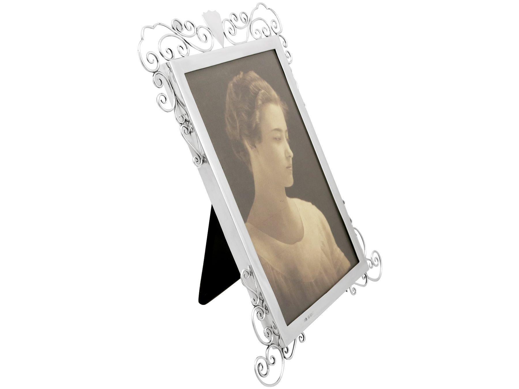 Antique Edwardian English Sterling Silver Photograph Frame, 1903 In Good Condition For Sale In Jesmond, Newcastle Upon Tyne