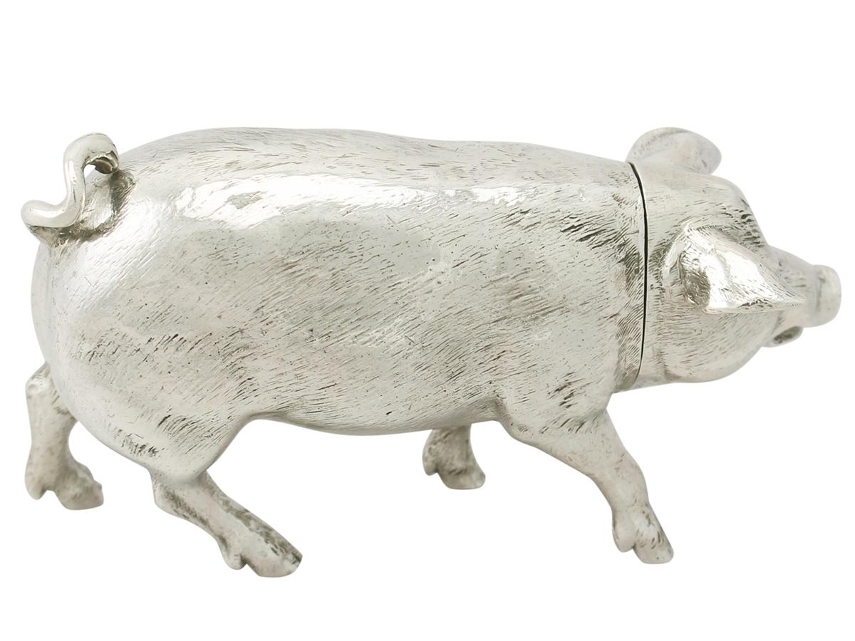 An exceptional, fine and impressive, large antique Edwardian English sterling silver sugar box realistically modelled in the form of a pig; an addition to our animal related silverware collection.

This exceptional antique Edwardian sterling