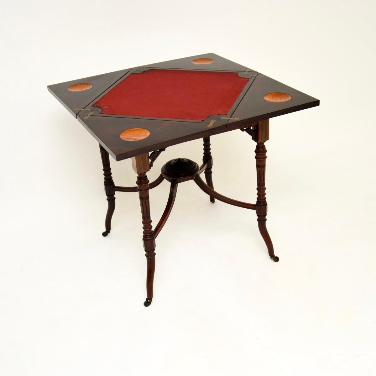 Une superbe table à cartes à enveloppe ancienne de style édouardien. Fabriqué en Angleterre, il date de la période 1890-1910.

La qualité est exceptionnelle, ce produit est magnifiquement réalisé avec de superbes incrustations de bois satiné. Les