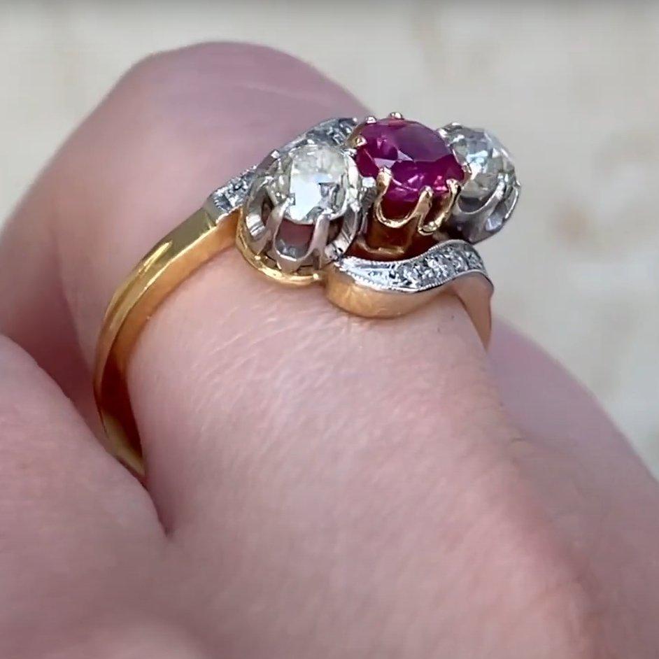 Bague ancienne de l'époque édouardienne en rubis taille coussin et diamants (environ 0,70 carat) Excellent état - En vente à New York, NY