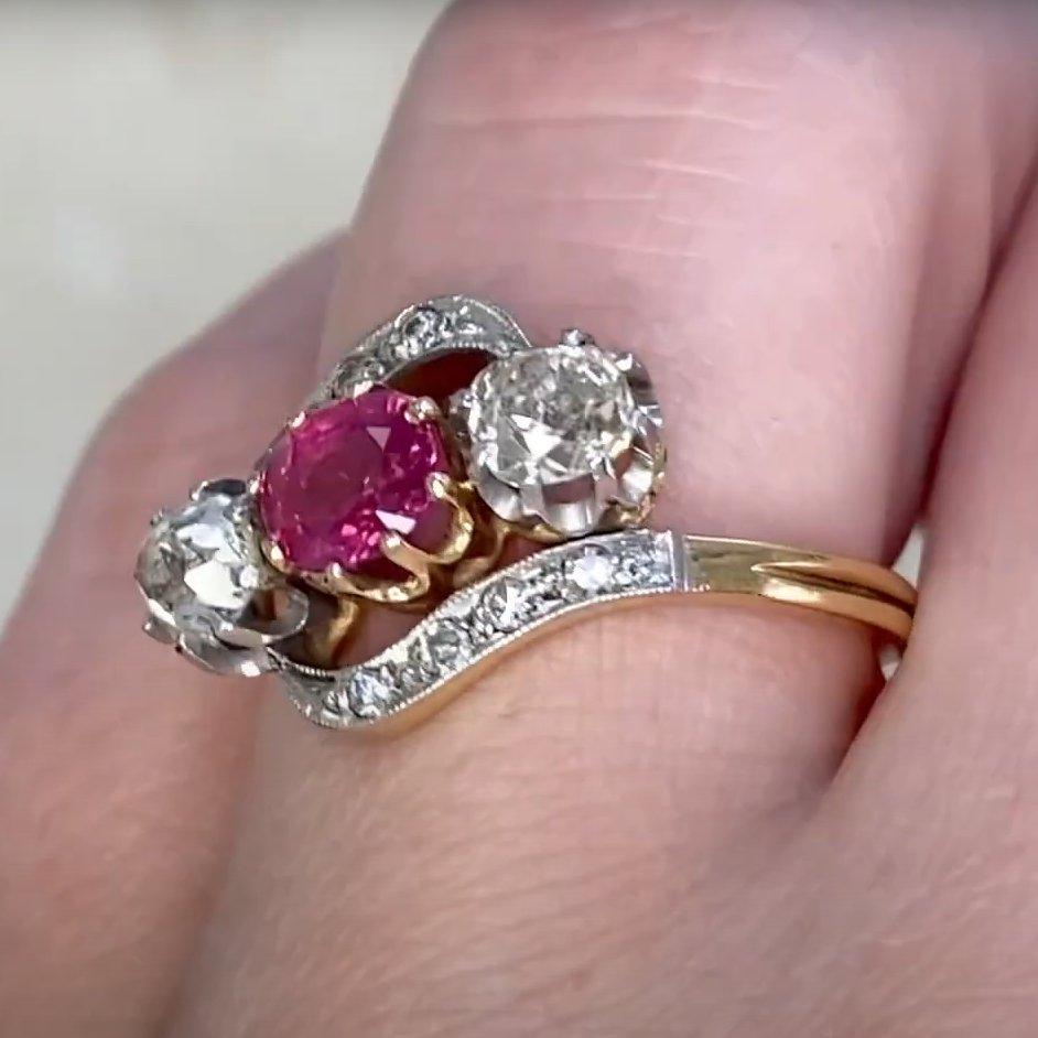 Bague ancienne de l'époque édouardienne en rubis taille coussin et diamants (environ 0,70 carat) Pour femmes en vente