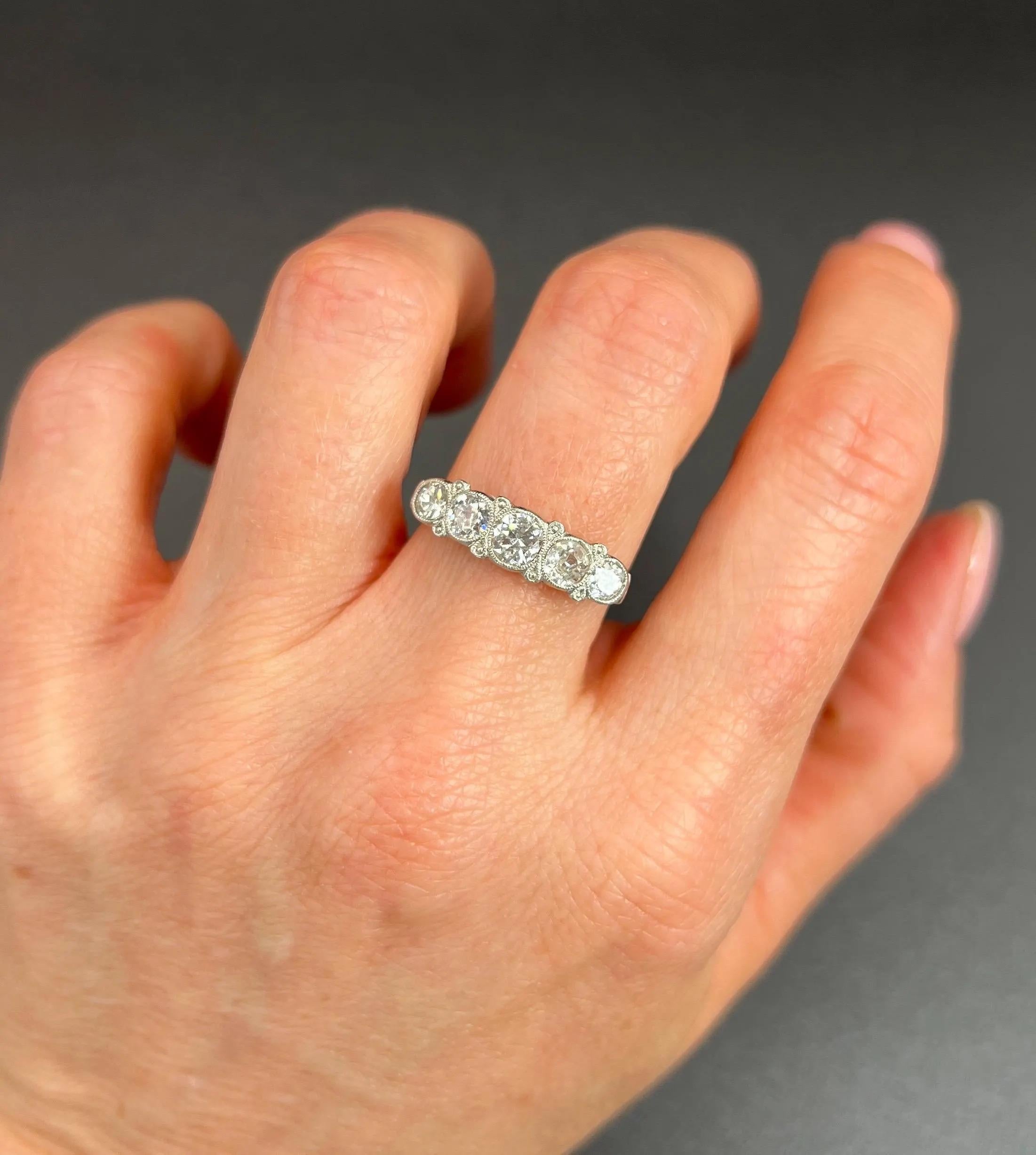 Antiguo anillo de compromiso de diamantes en platino de 5 piedras de la época eduardiana en venta 5