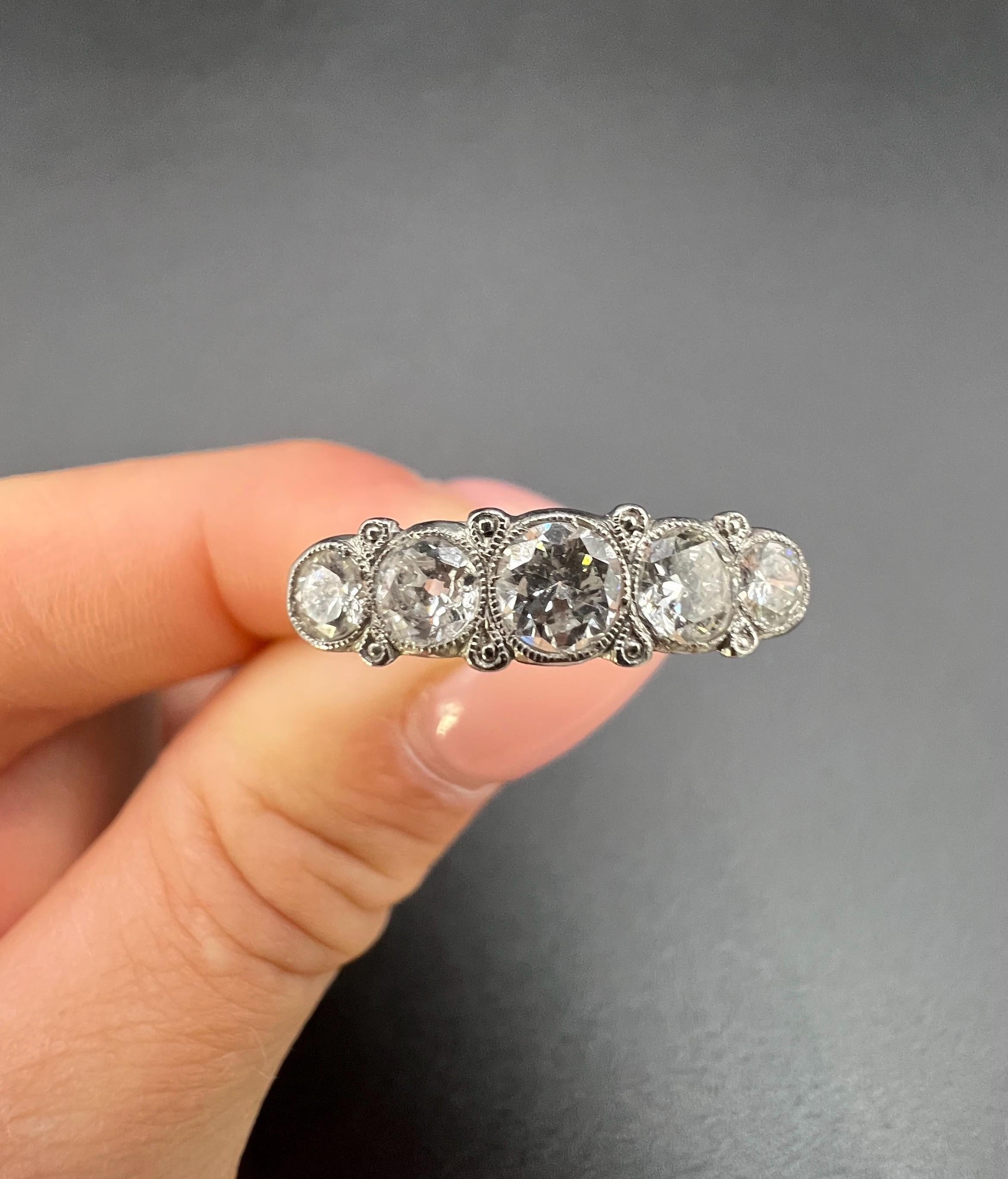 Antico anello di fidanzamento in platino a 5 pietre con diamante di epoca edoardiana in vendita 5