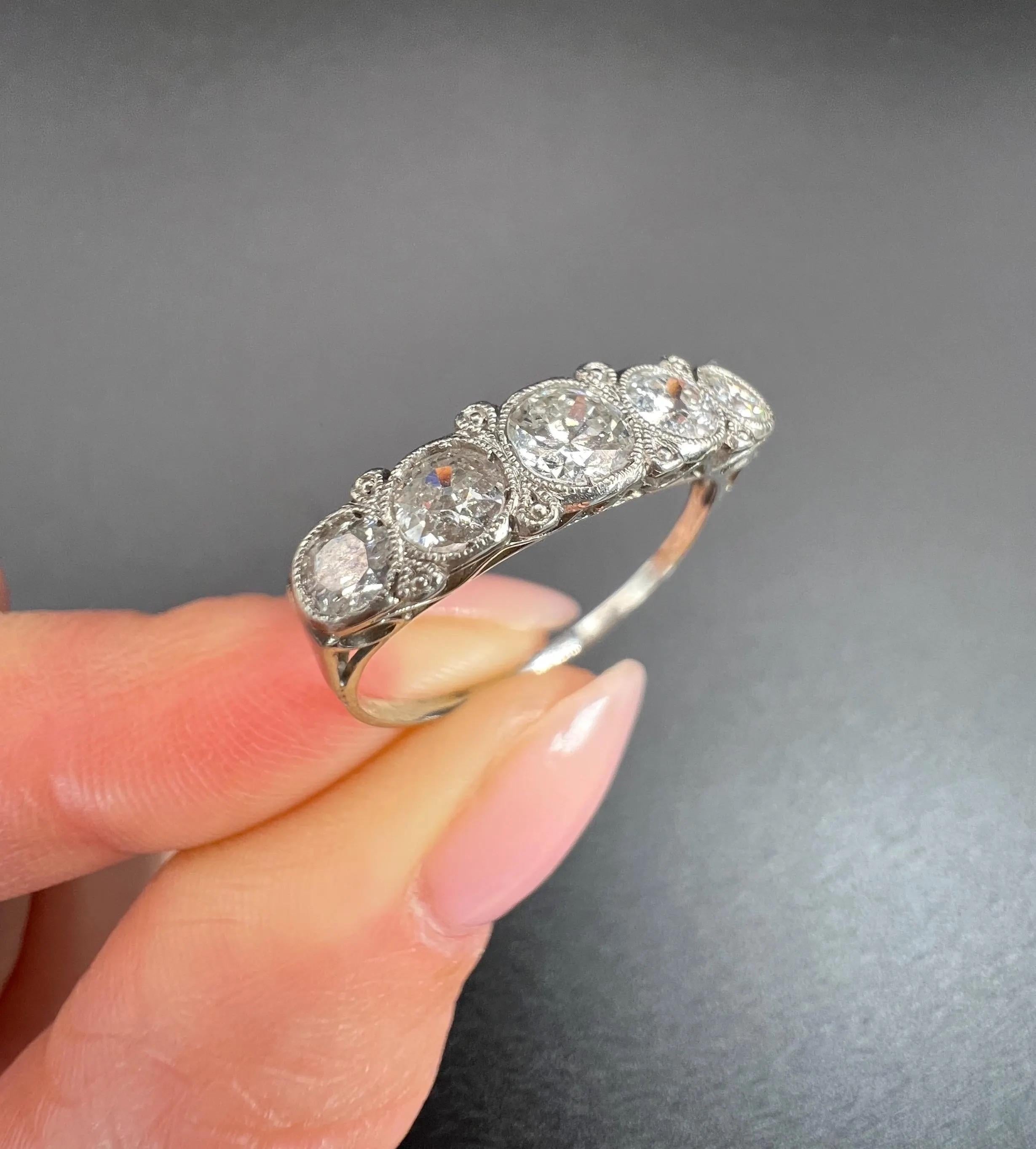 Antiguo anillo de compromiso de diamantes en platino de 5 piedras de la época eduardiana en venta 6