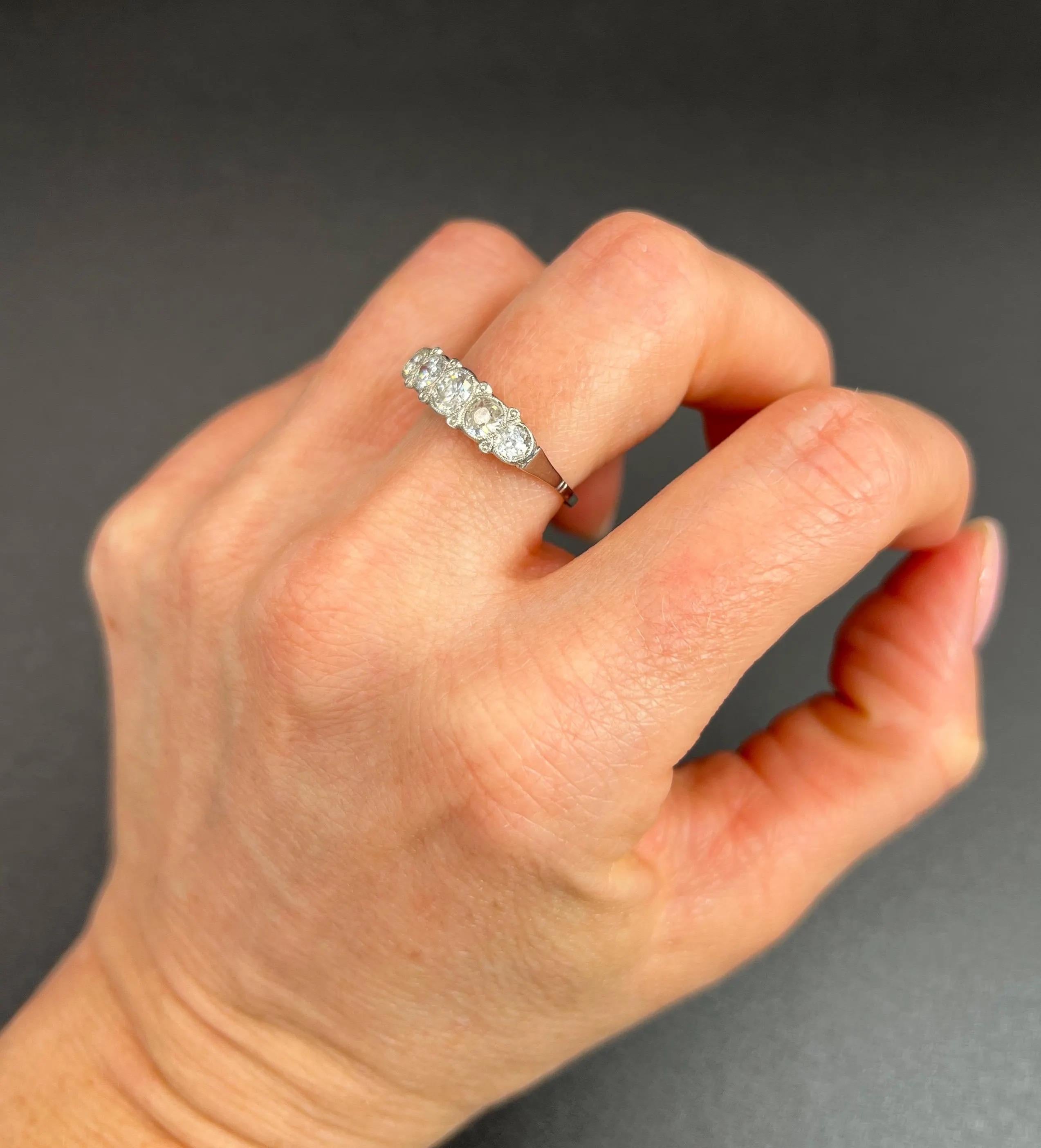 Anillo de diamantes antiguo 

Platino

Alrededor de 1910

Descubre la elegancia de este exquisito anillo de la época eduardiana, con un impresionante diseño de cinco diamantes. Cada diamante está cuidadosamente graduado en tamaño, mostrando su