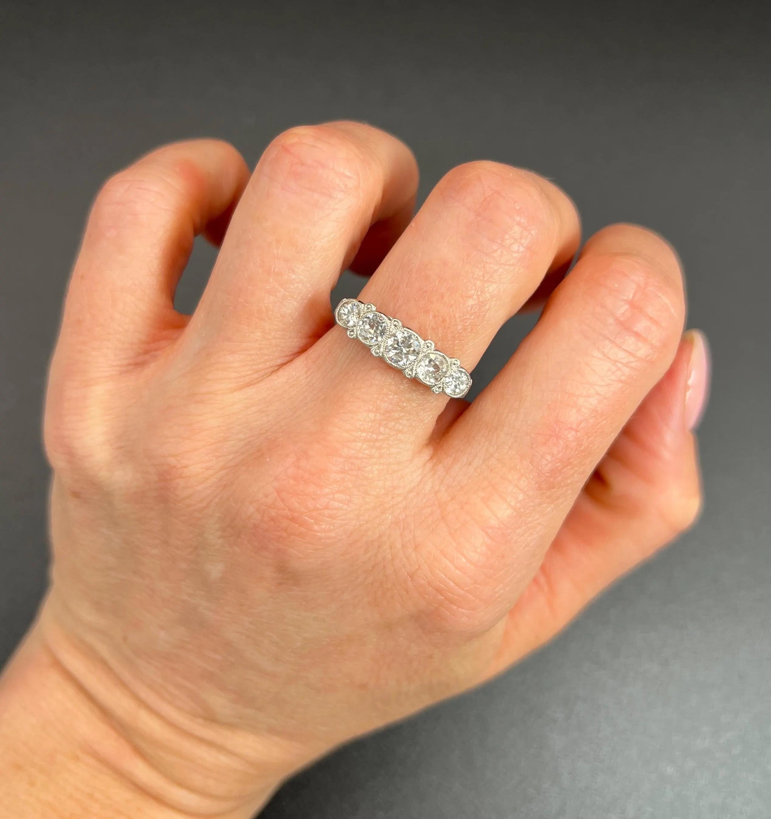 Antiguo anillo de compromiso de diamantes en platino de 5 piedras de la época eduardiana Corte brillante en venta