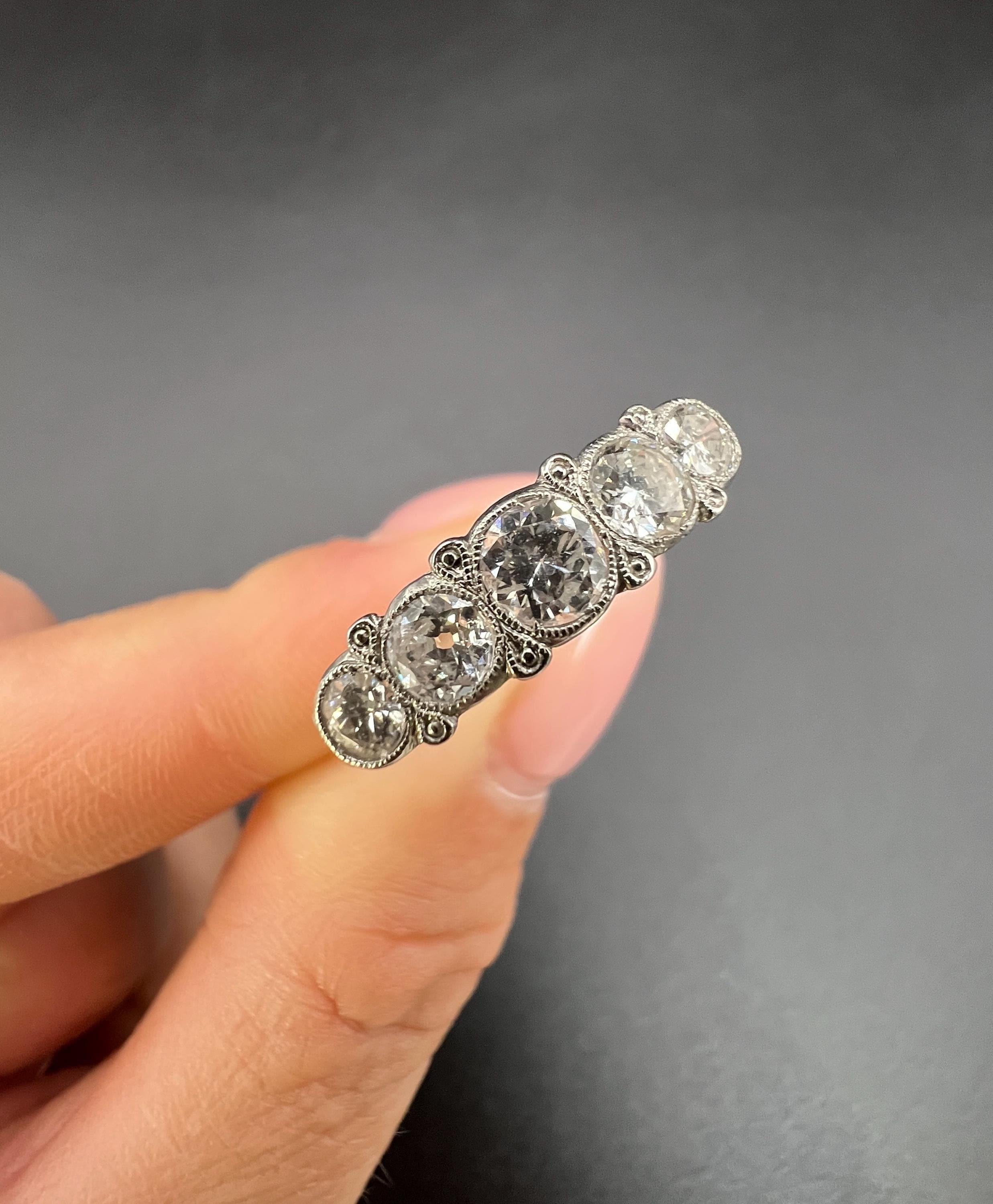 Antico anello di fidanzamento in platino a 5 pietre con diamante di epoca edoardiana in vendita 6