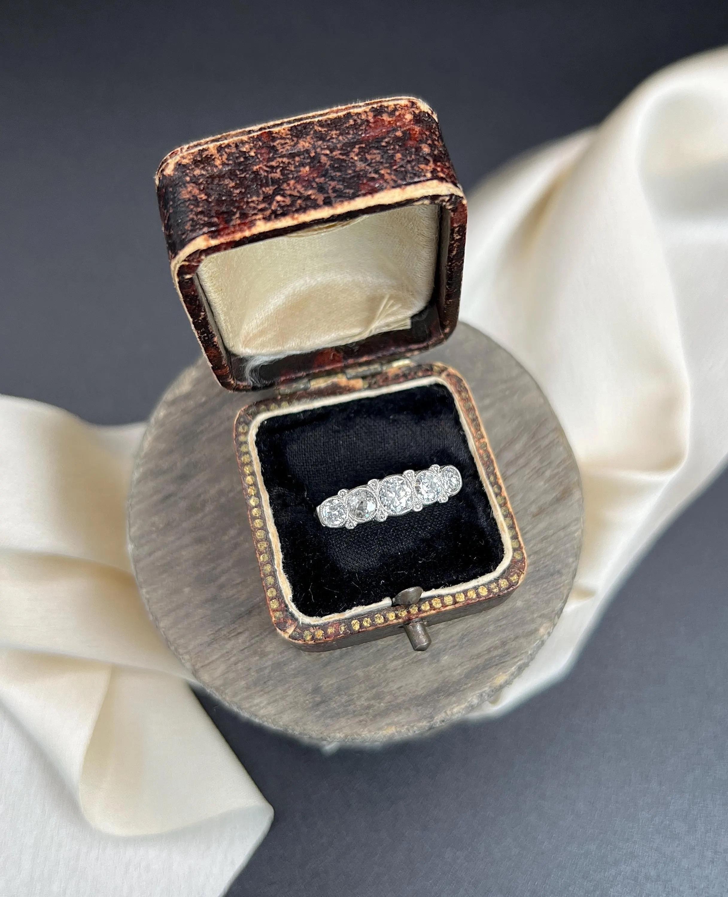 Femenino o masculino Antiguo anillo de compromiso de diamantes en platino de 5 piedras de la época eduardiana en venta