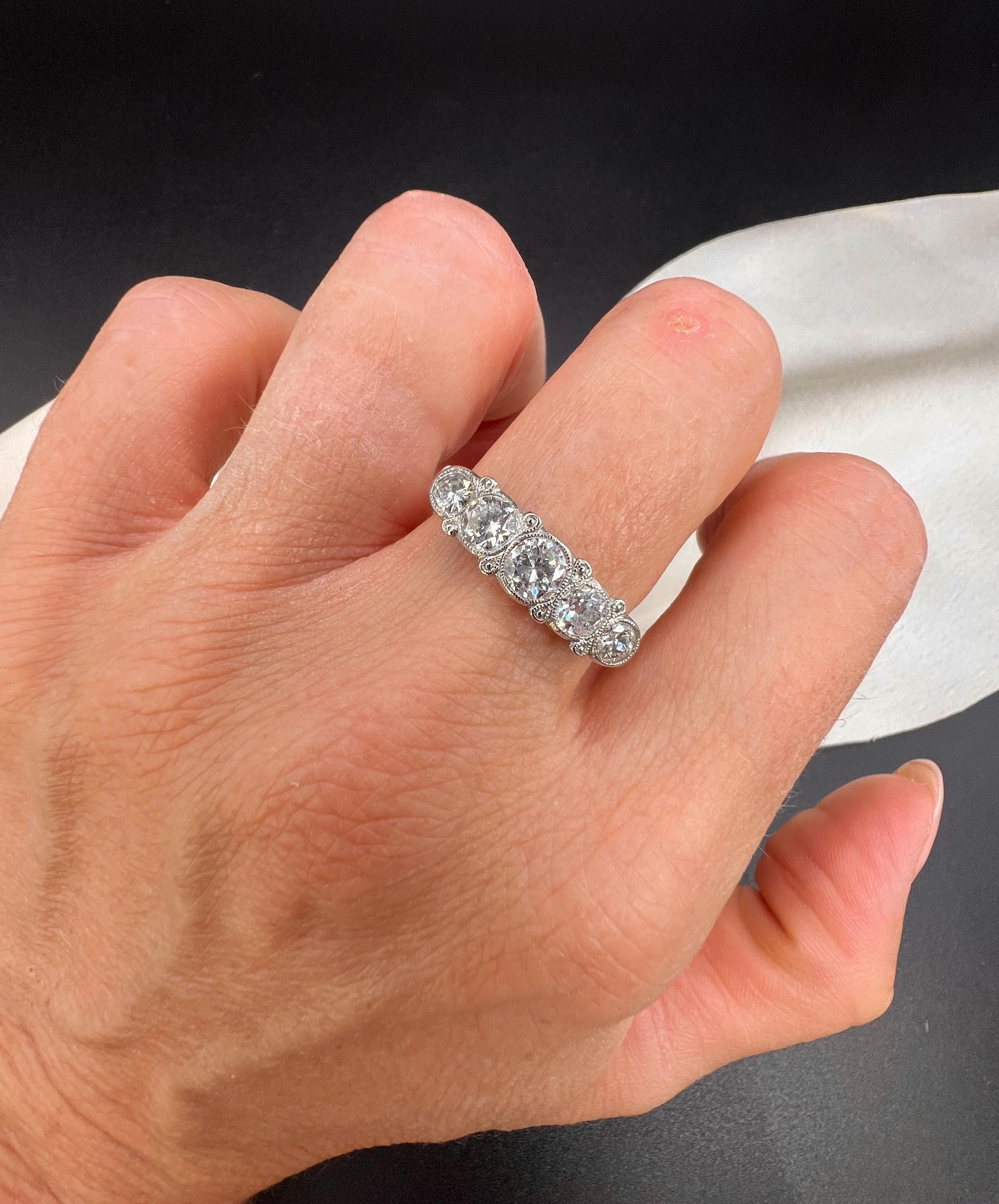 Antico anello di fidanzamento in platino a 5 pietre con diamante di epoca edoardiana In condizioni buone in vendita a Brighton, GB