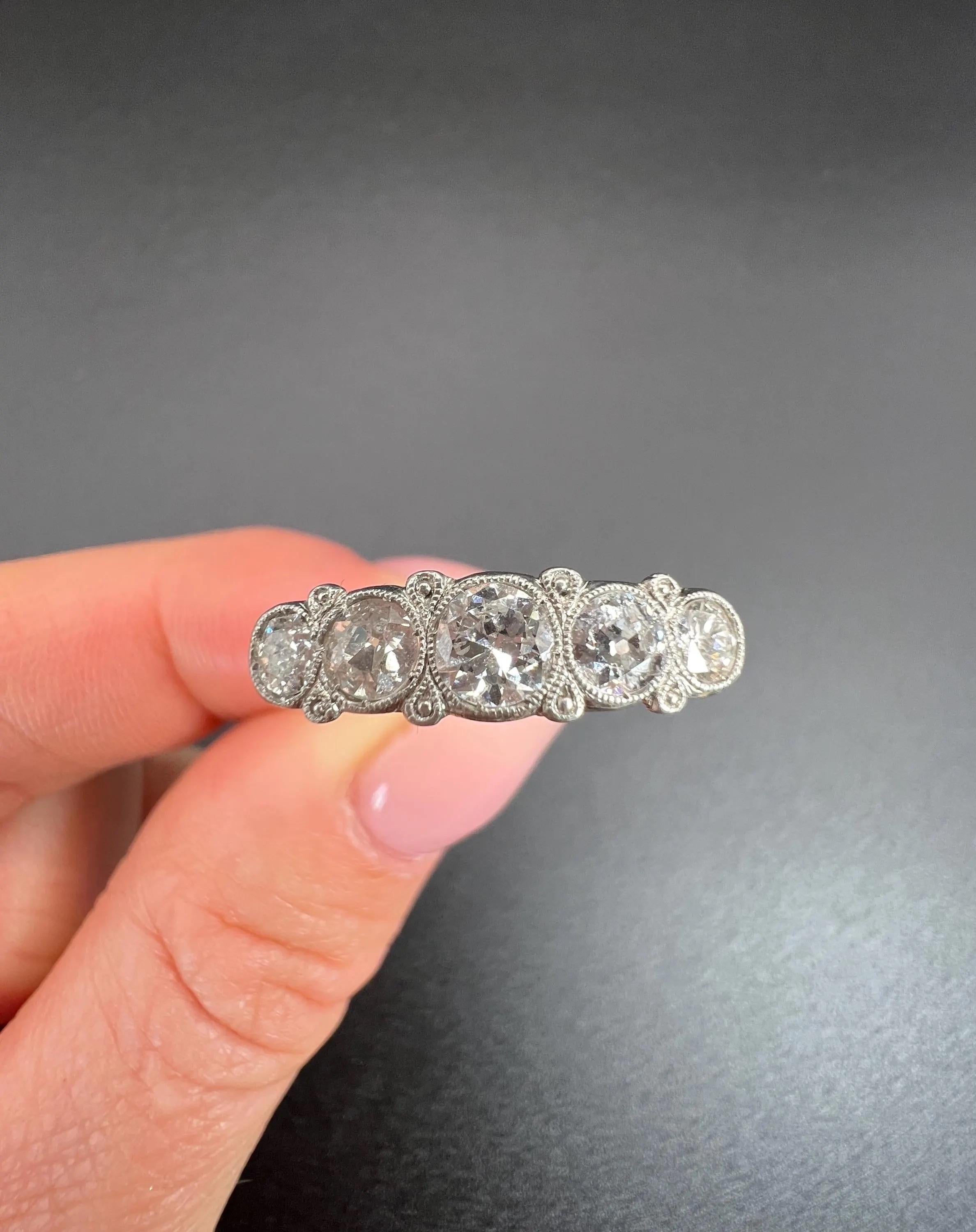 Antiguo anillo de compromiso de diamantes en platino de 5 piedras de la época eduardiana en venta 2