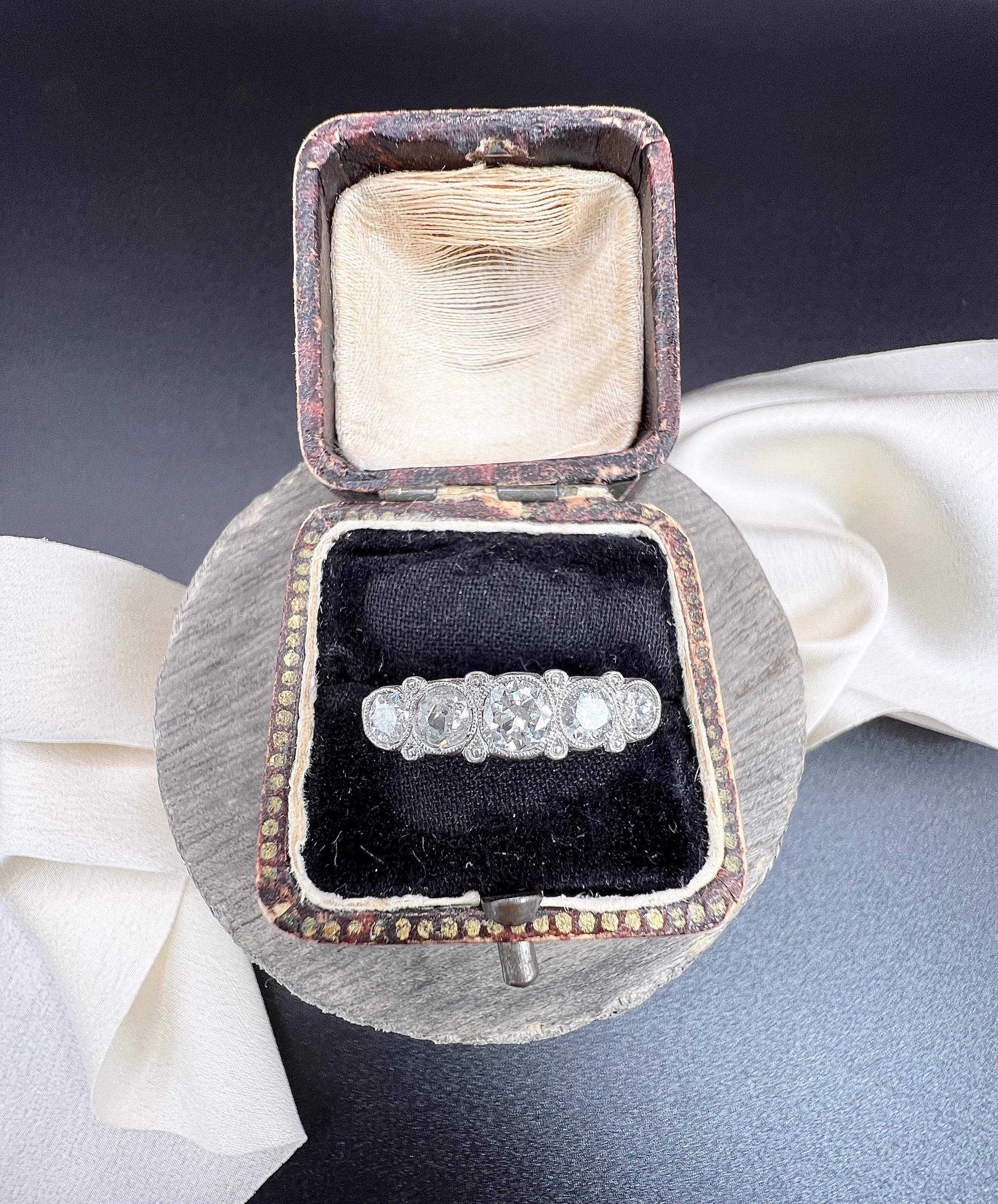 Antico anello di fidanzamento in platino a 5 pietre con diamante di epoca edoardiana in vendita 2
