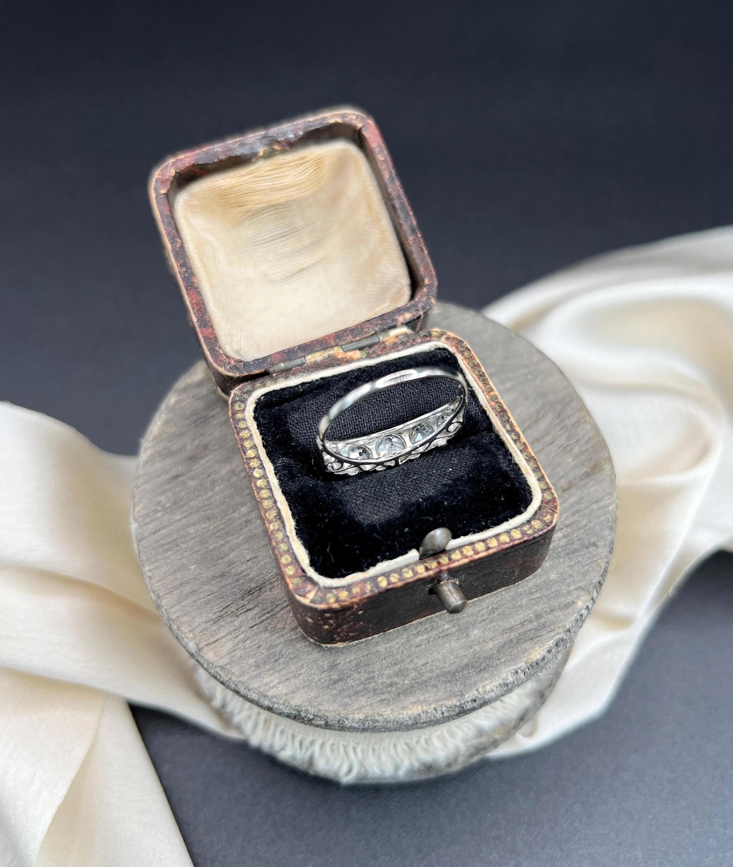 Antiguo anillo de compromiso de diamantes en platino de 5 piedras de la época eduardiana en venta 3