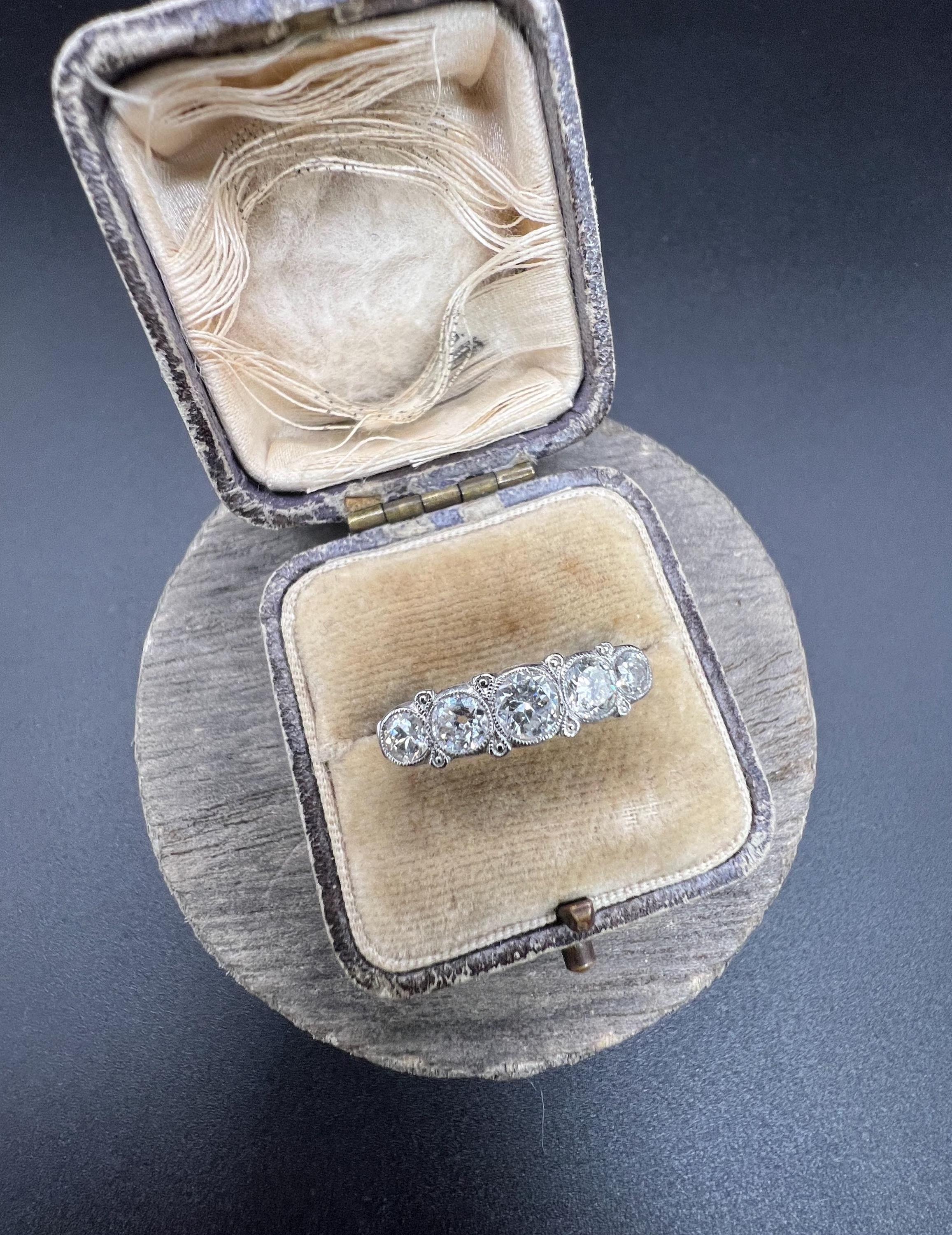 Antico anello di fidanzamento in platino a 5 pietre con diamante di epoca edoardiana in vendita 3