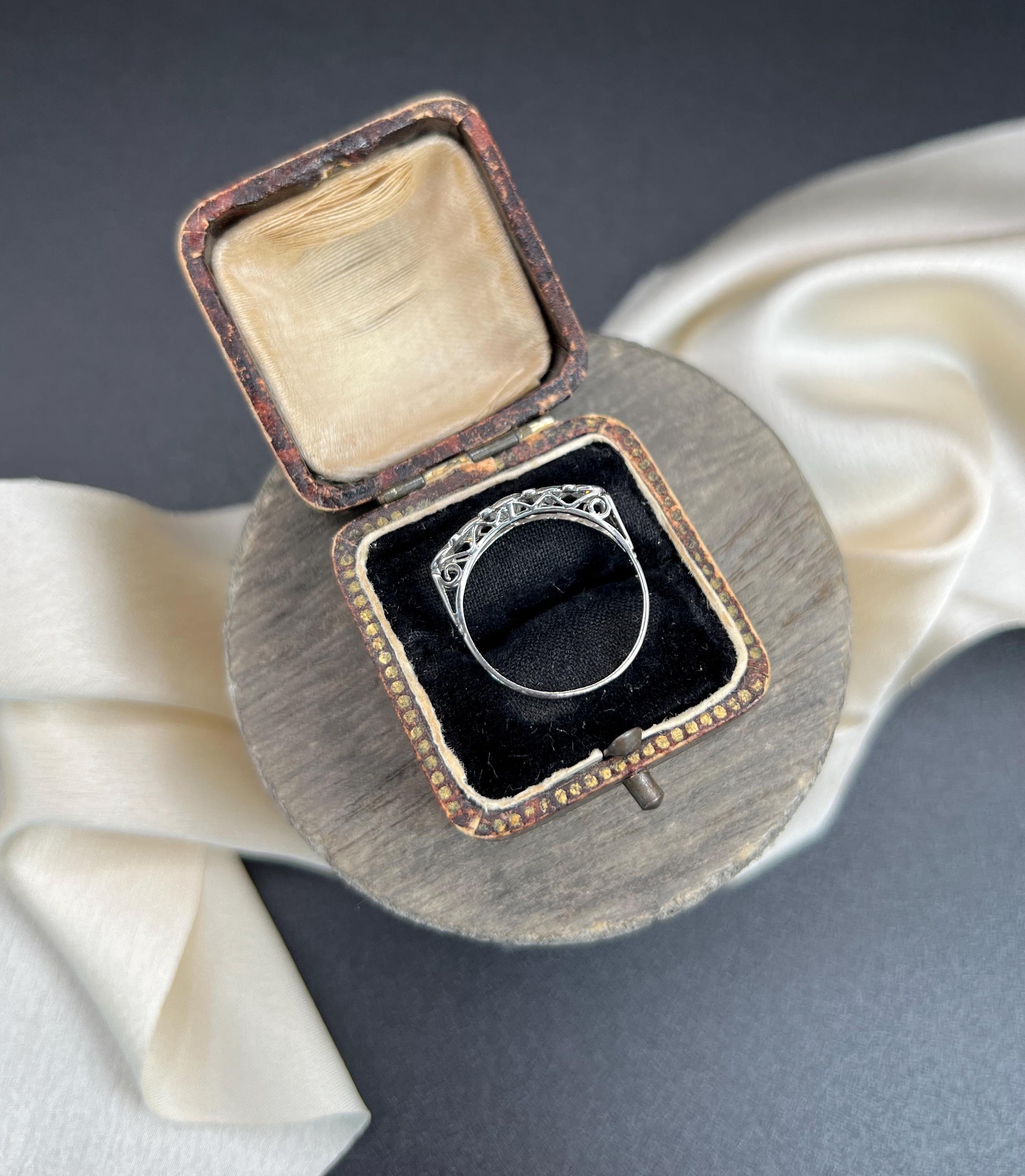 Antico anello di fidanzamento in platino a 5 pietre con diamante di epoca edoardiana in vendita 4