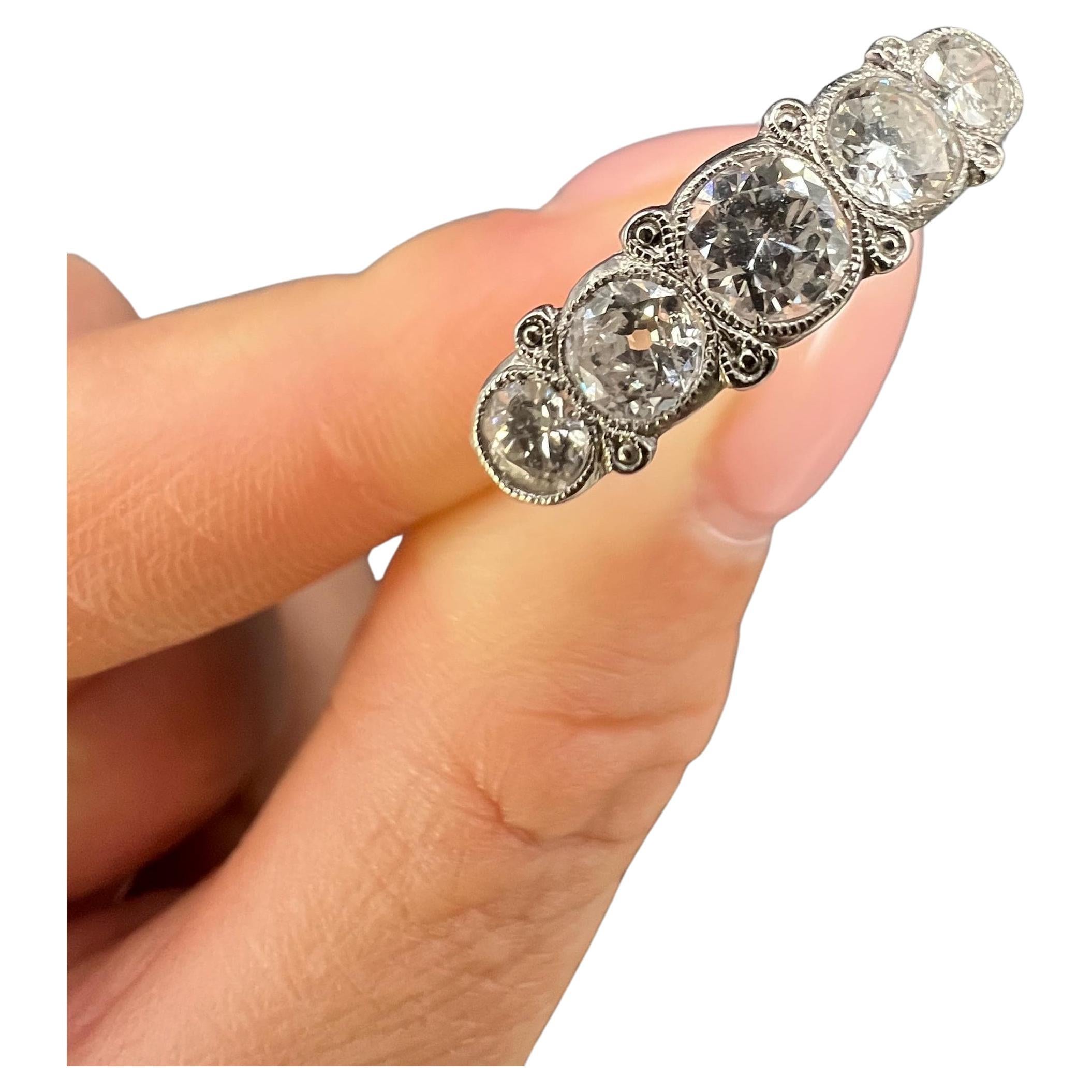 Antiguo anillo de compromiso de diamantes en platino de 5 piedras de la época eduardiana