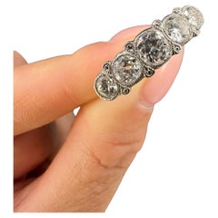 Antico anello di fidanzamento in platino a 5 pietre con diamante di epoca edoardiana