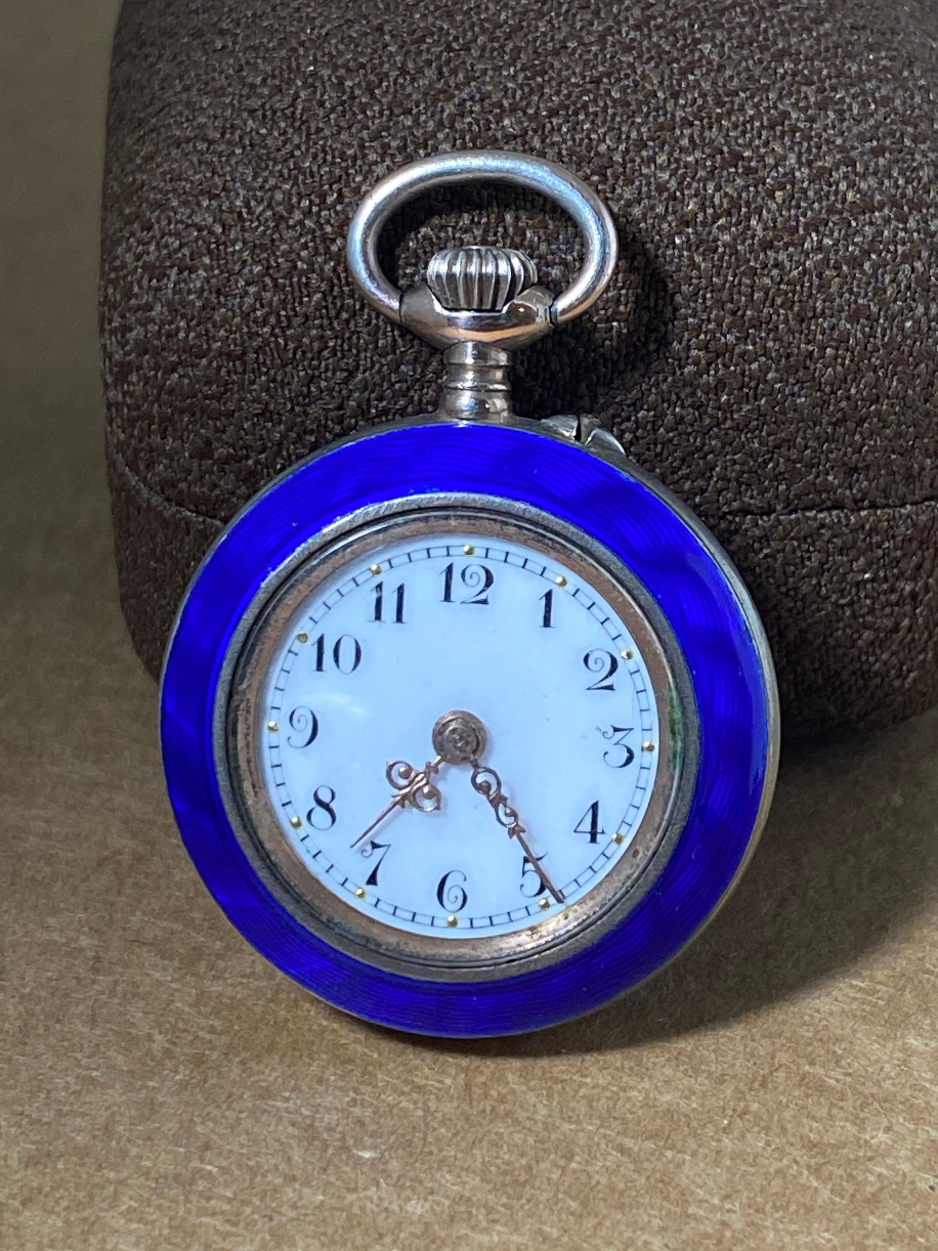 Antike Silber OpenFace Taschenuhr

stammt aus der Edwardianischen Zeit, 

europäischer Provenienz

Trotz seines Alters ist es in einem tollen Vintage-Zustand &. 

in hervorragendem Betriebszustand 

~~~~~~

Entworfen als offenes Gesicht, 

das Stück