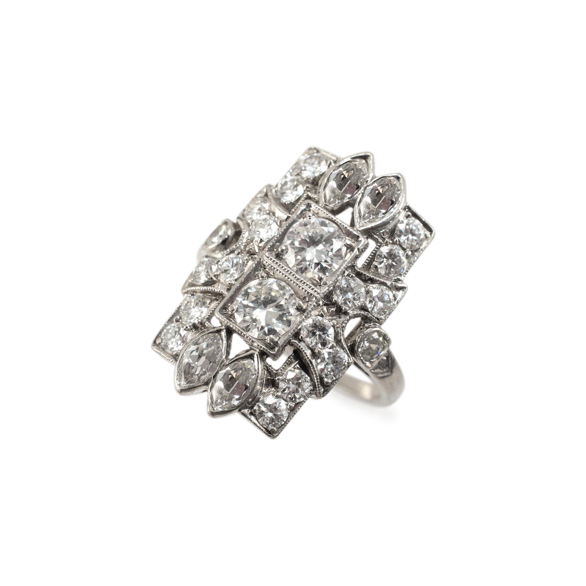 Geschlecht: Damen

Metall-Typ: 900 Platin

Ringgröße: 3.25

Breite: 1.95 mm

Gewicht: 3.96 Gramm


900 Edwardianischer (1901-1920) Verlobungs-, Cocktail-, Dinner- und Kleiderring aus Platin mit weichem, quadratischem Schaft.  Eingraviert mit 