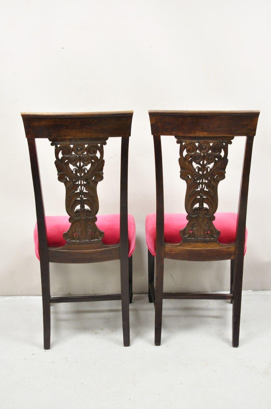 Antiche sedie da pranzo edoardiane con intagli floreali in mogano e mohair rosso - Set di 4 in vendita 3