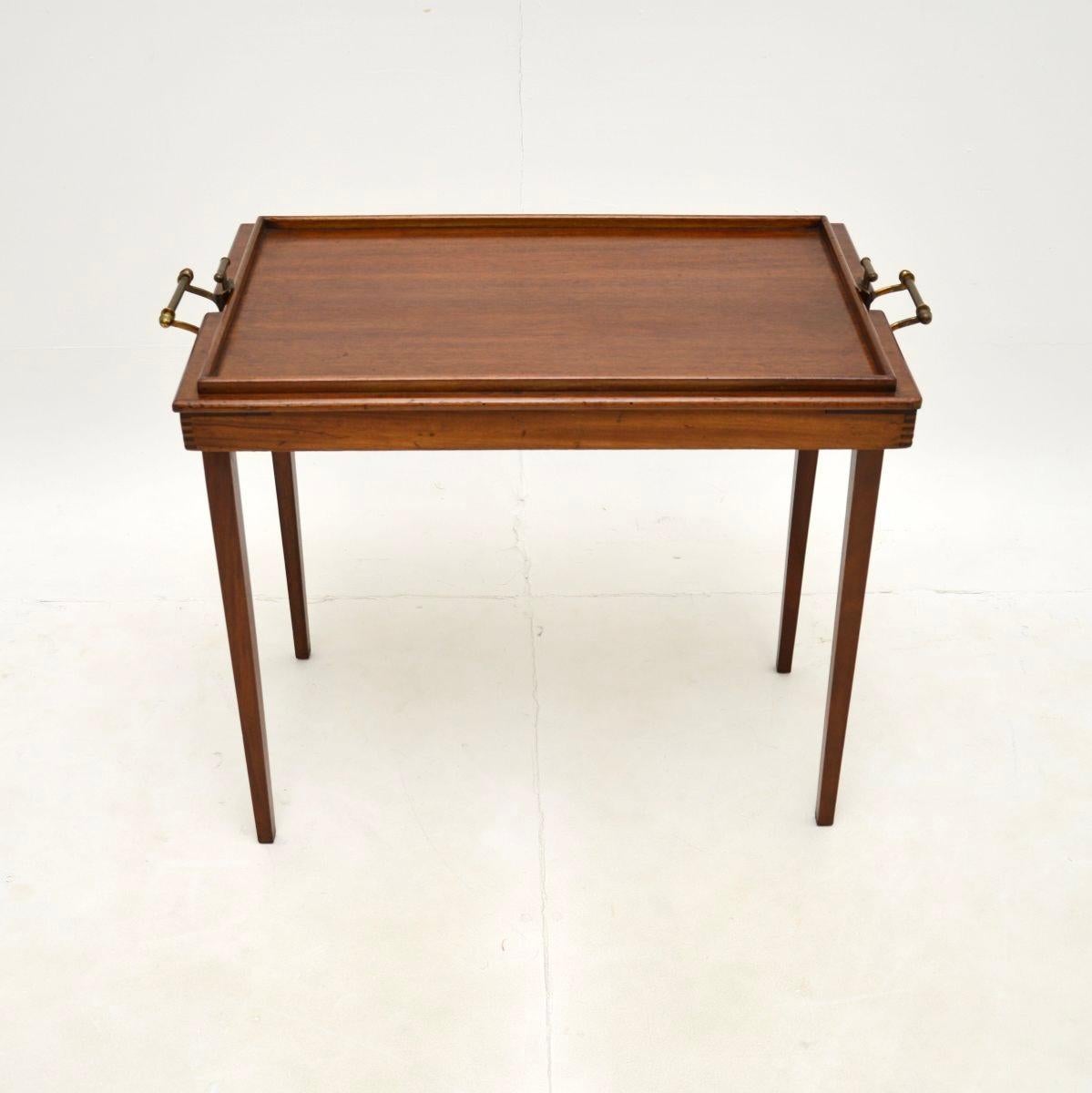 Une élégante et très utile table basse à plateau pliant de l'époque édouardienne. Fabriqué en Angleterre, il date d'environ la période 1900-1910.

Il est d'une superbe qualité et possède un design breveté. Le Label visible sous la base l'appelle