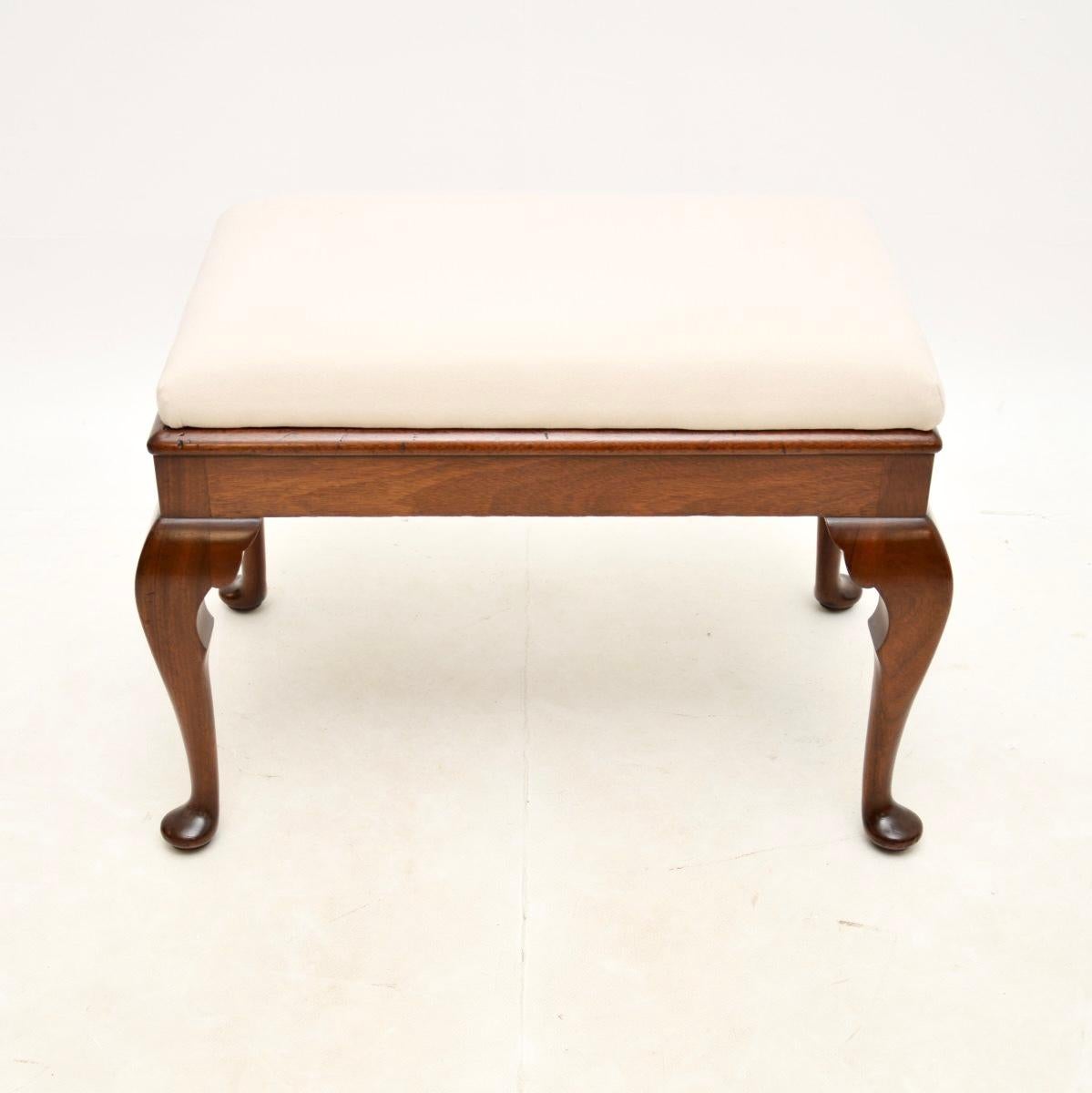 A fine quality and beautifully designed antique Edwardian stool. This was made in England, it dates from around the 1900-1910 period.

It is extremely well made, the frame is very well constructed and this is a useful size. This stool could even be