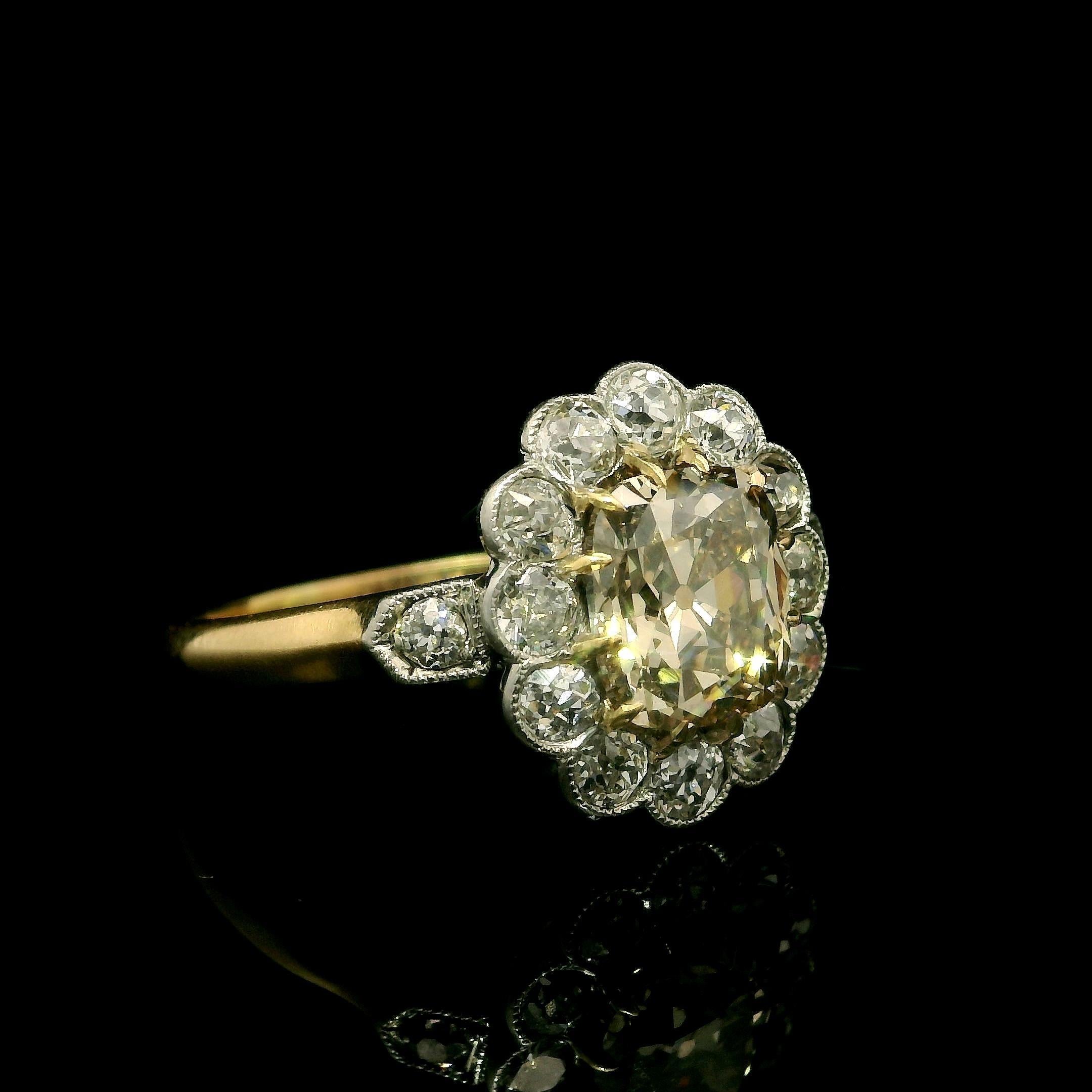 Taglio cuscino Antique French, oro 18k, platino, GIA, anello con diamanti di colore fantasia da 2,77 ct. in vendita
