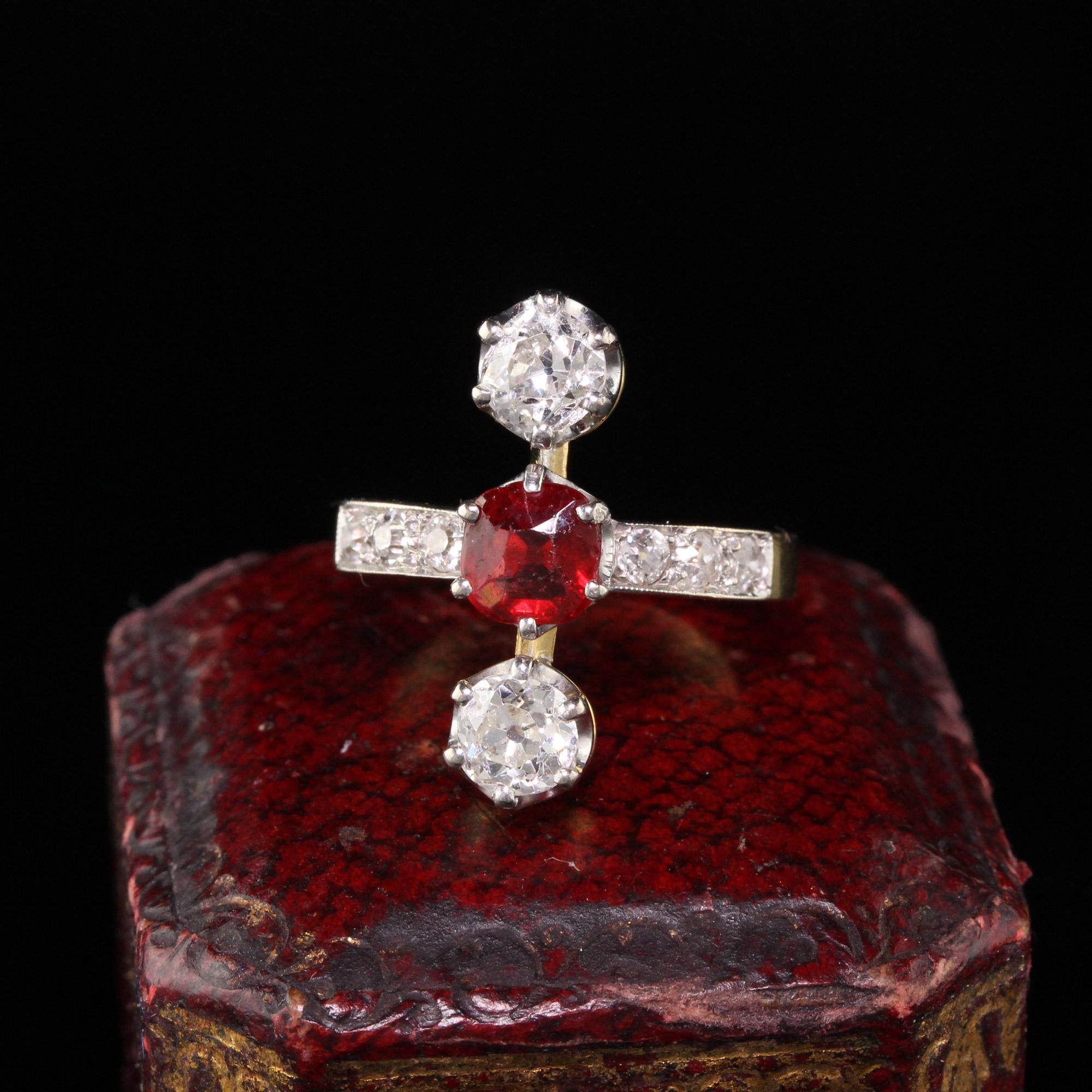 Precioso anillo eduardiano francés de tres piedras con dos diamantes talla mina antigua y un rubí sintético en el centro. 

#R0435

Metal: Oro amarillo de 18 quilates

Peso: 5,9 gramos

Peso total del diamante: Aproximadamente 1,30 CTS

Color del