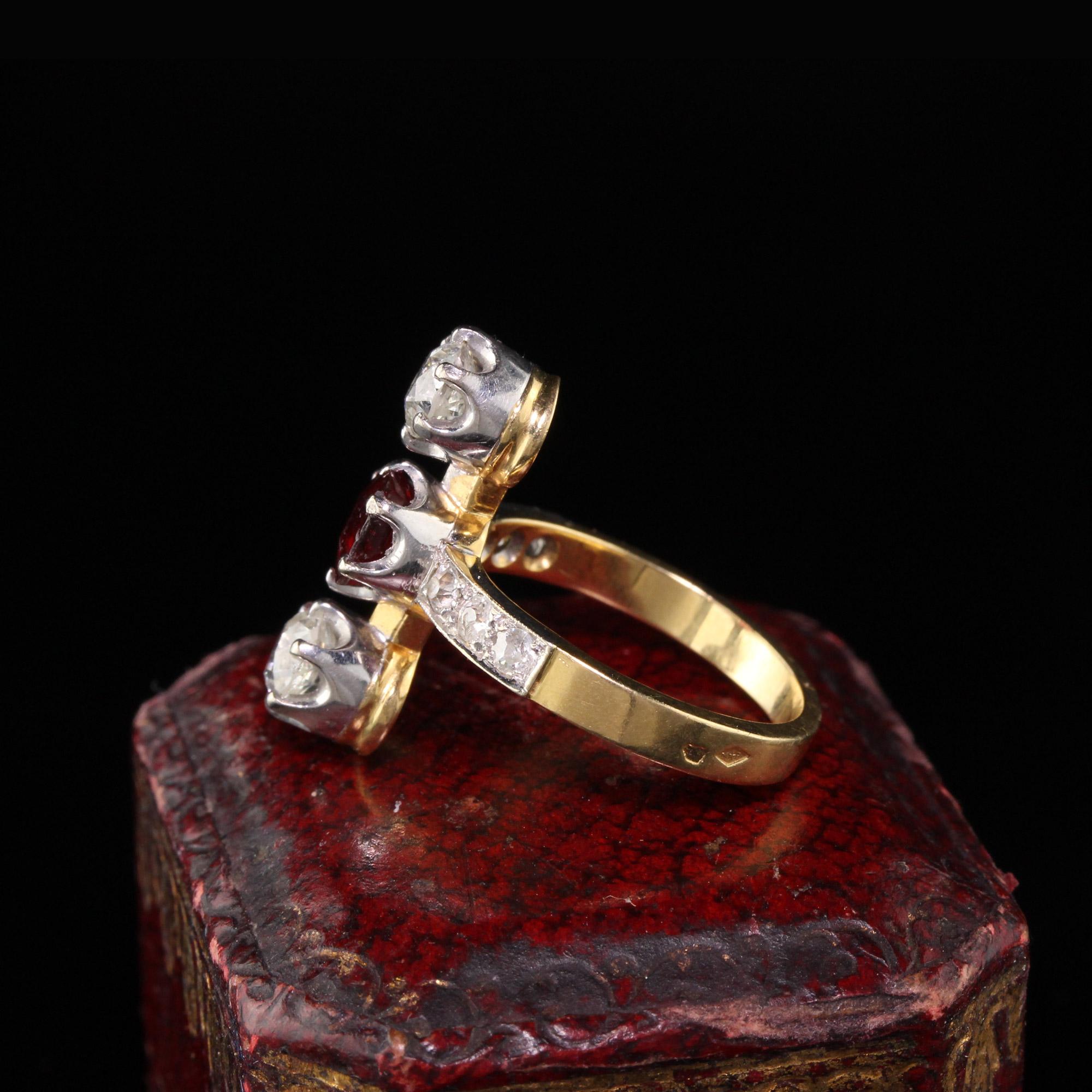 Antiguo anillo eduardiano francés de oro de 18 quilates con tres piedras de diamantes y rubíes Eduardiano en venta
